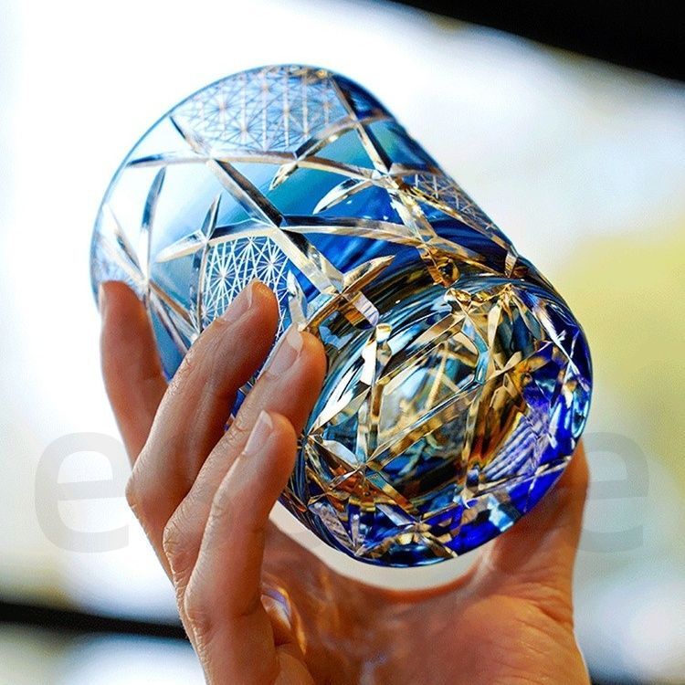 江戸切子 手彫り ウイスキーグラス 水晶ガラス ビールカップ 250 ml 320 g 洋酒杯 和風 レトロ プレゼント 木箱入り 稲妻模様琥珀ブルー