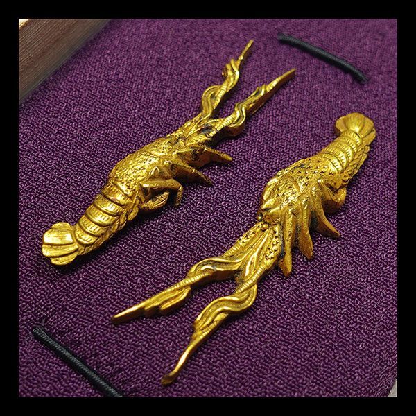 銅地容彫伊勢海老図目貫　無銘　高肉彫　毛彫　金着せ　細密金工　刀装具　桐箱入 ☆銅地容彫伊勢海老図目貫 無銘 高肉彫 毛彫 金着せ 細密金工 刀装具