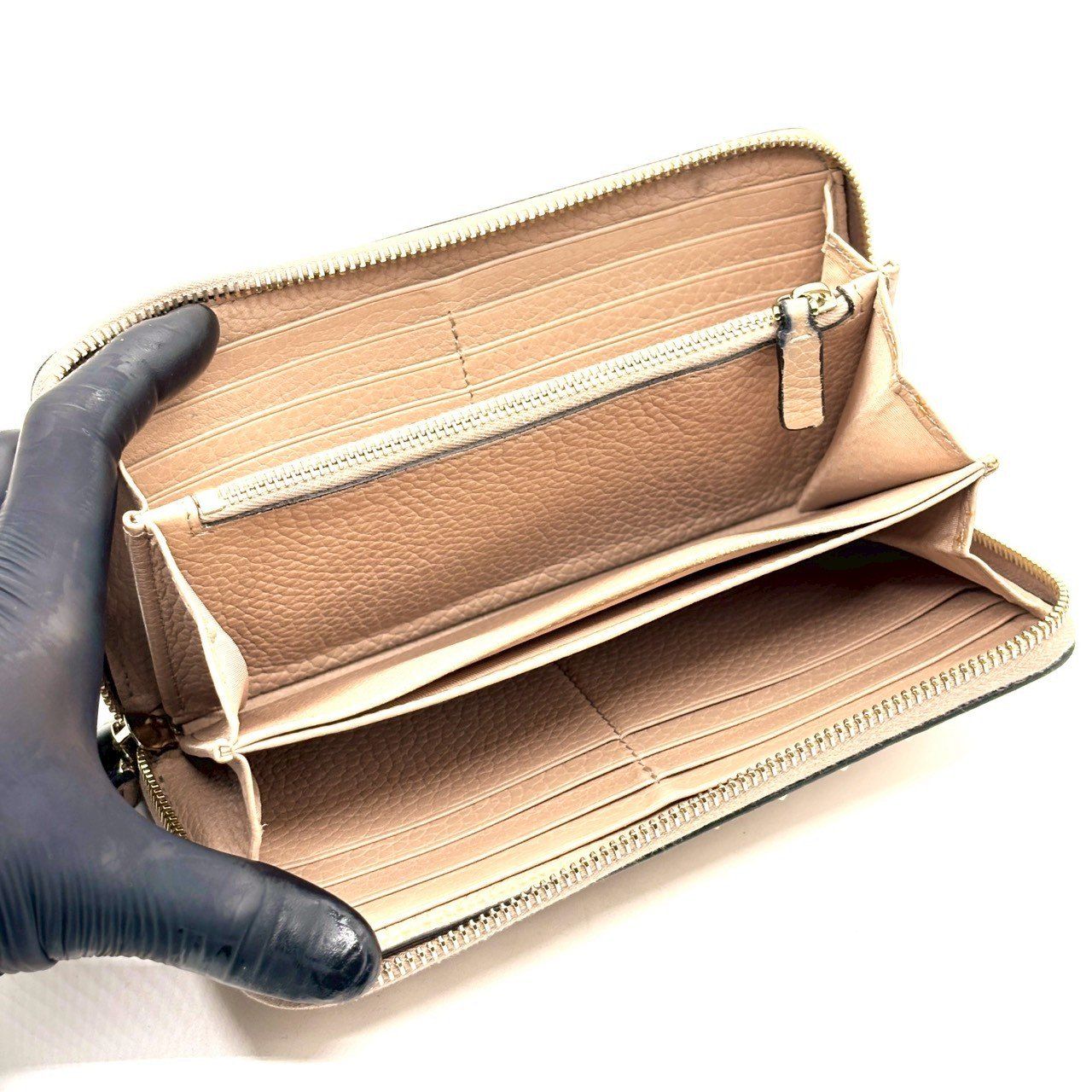 意志を、静かに纏う】 VALENTINO GARAVANI 長財布 12カード ロック