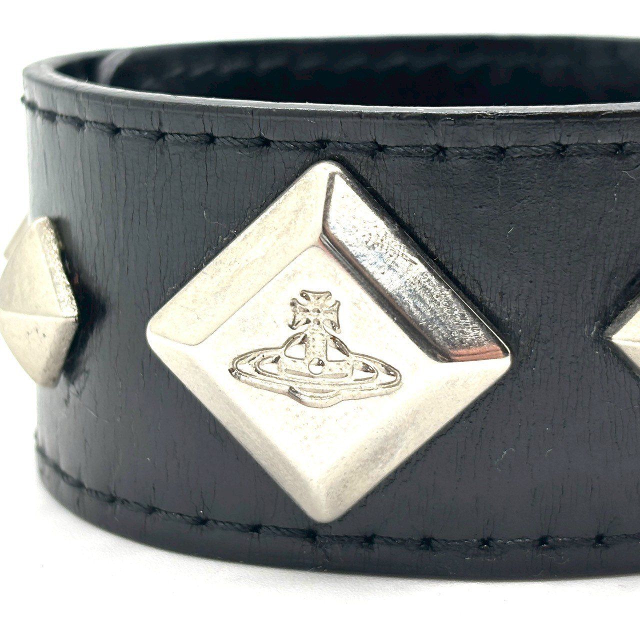 反骨を静かに纏う】 Vivienne Westwood レザーバングル ブレスレット