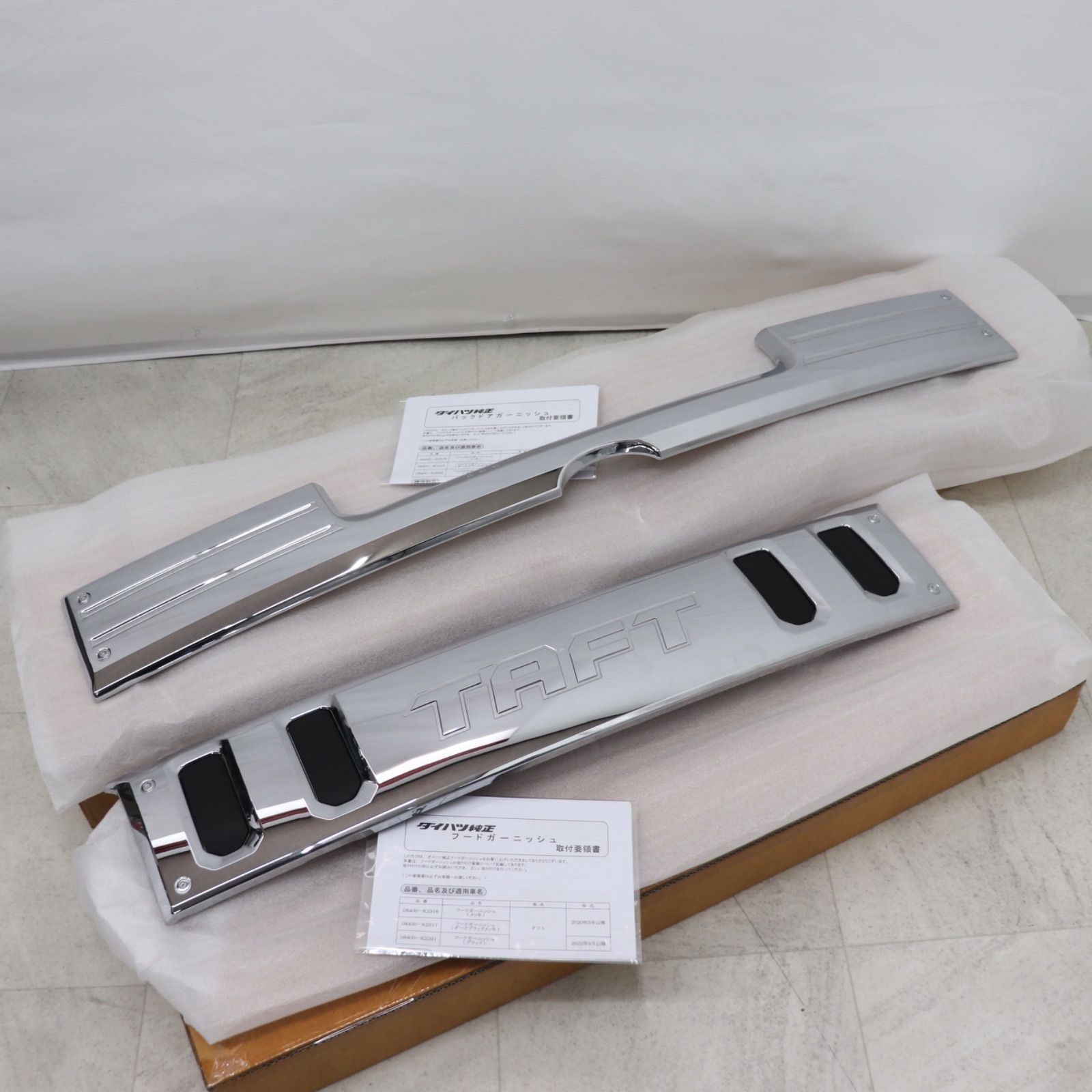 純正　ダイハツ　タフト　フロントガーニッシュ/バックドアガーニッシュ　TAFT 美品】DAIHATSU ダイハツ TAFT タフト メッキ フロントフード