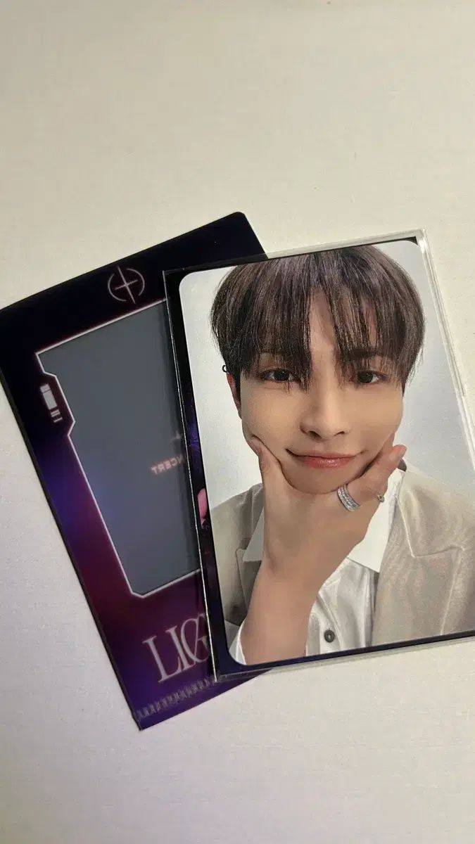 ATEEZ vr 入場特典 ホンジュン ホロ スペシャル トレカ アチズ ATEEZ VR LIGHT THE WAY 入場特典 ホンジュン トレカ - メルカリ