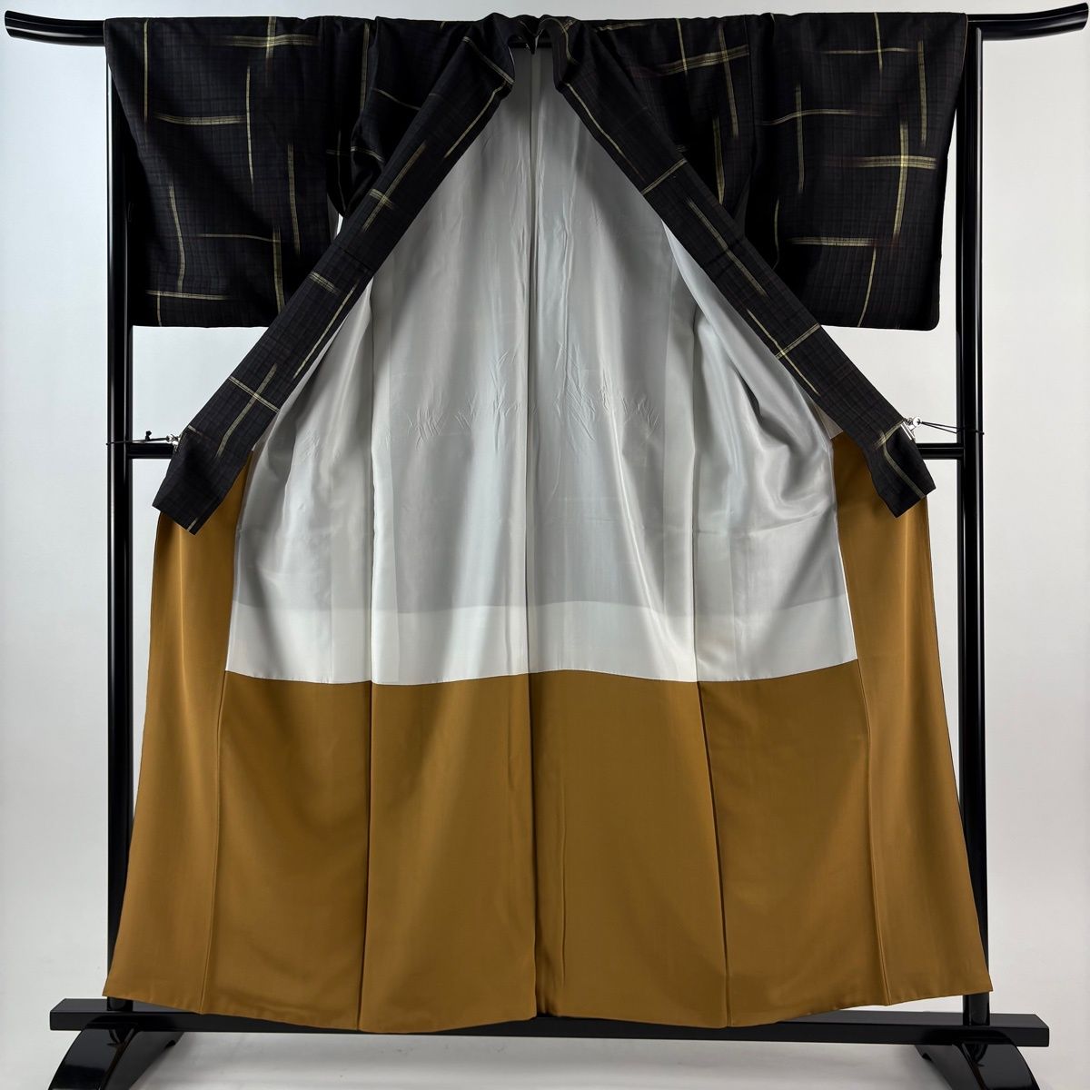 紬 身丈158.5cm 裄丈66cm M 袷 幾何学 格子 墨色 正絹 秀品 【中古