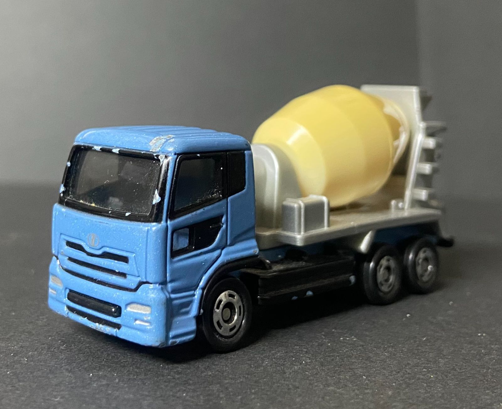 トミカ 2005年 No.31 日産ディーゼル クオン コンクリートミキサー車