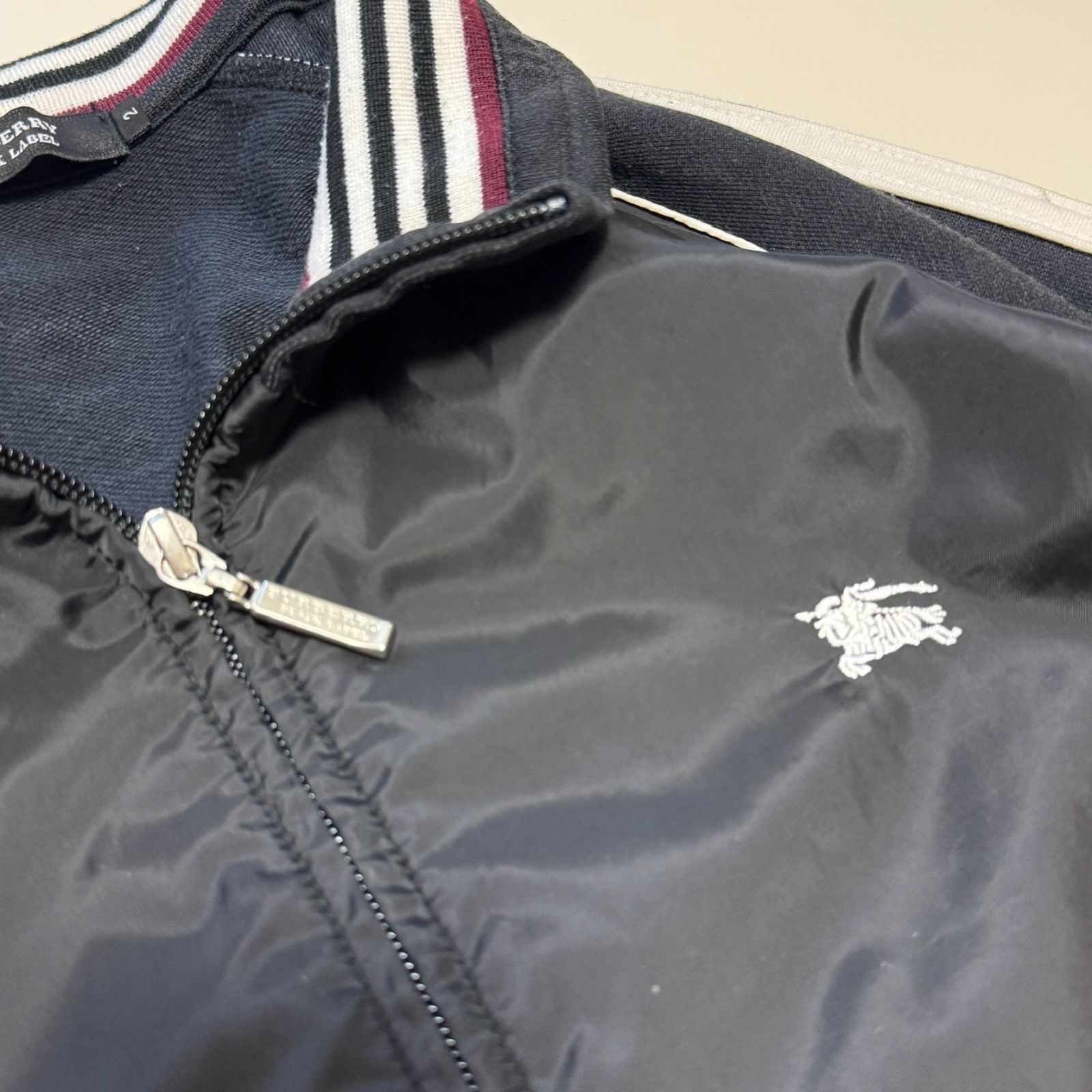 【美品】バーバリー ブラックレーベル✨️トラックジャケット　刺繍ロゴ　希少　黒　M 極美品✨バーバリーブラックレーベル トラックジャケット ホース刺繍