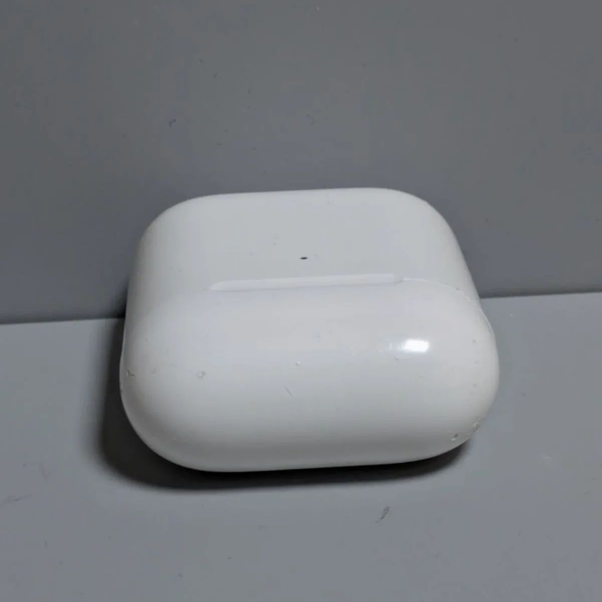 6］Apple【 AirPods 2nd 第2世代 Qi ワイヤレス充電ケースのみ MRXJ2J