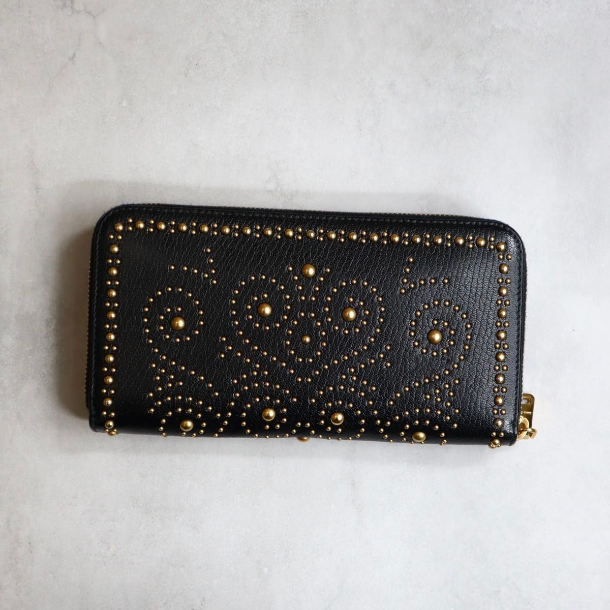 美品】 miu miu ミュウミュウ / スタッズジップアラウンドウォレット