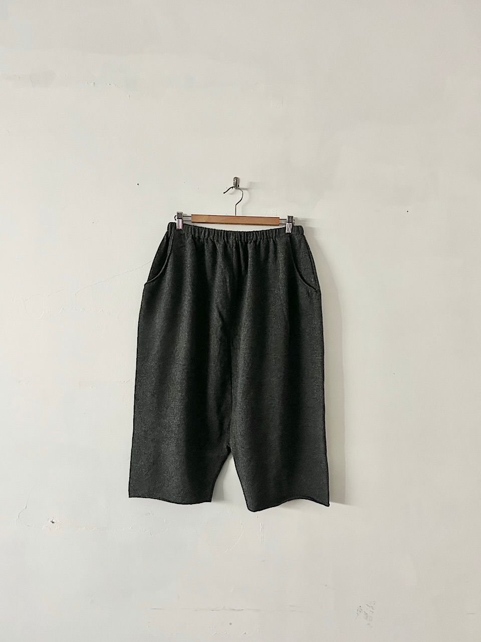 美品】evameva ウール サルエルパンツ グレー - メルカリ