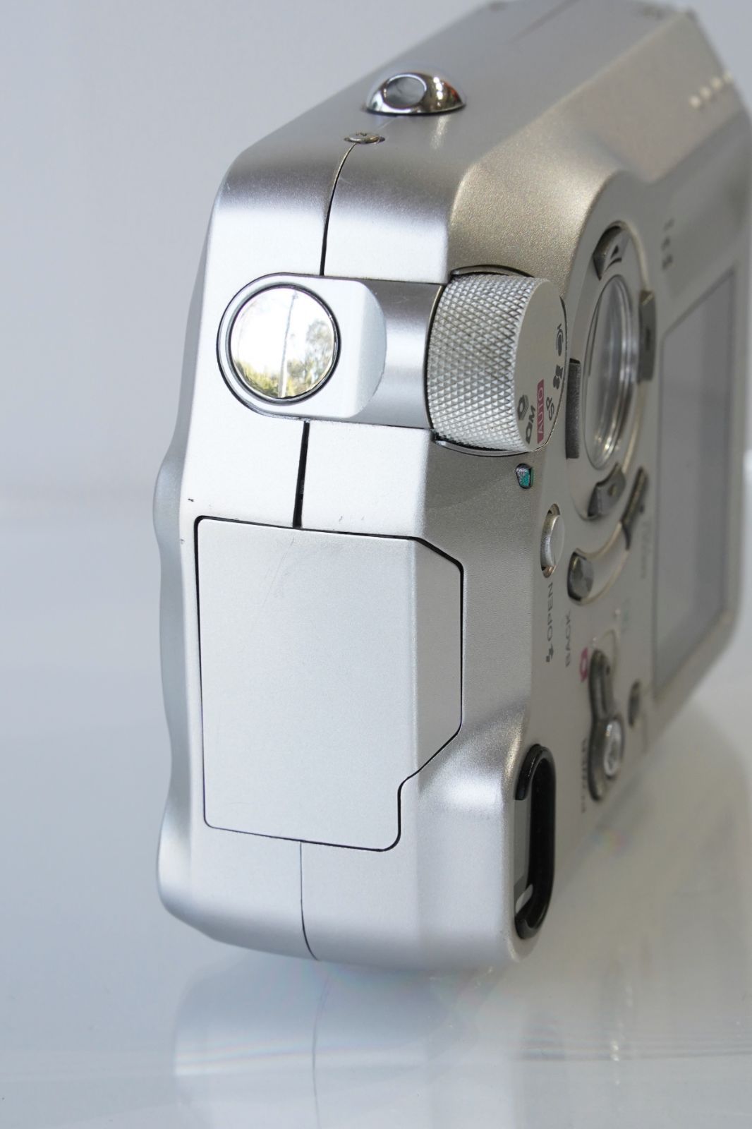 F.A.ポルシェデザイン／名機 FUJIFILM FinePix 6800Z Zoom｜Super CCD