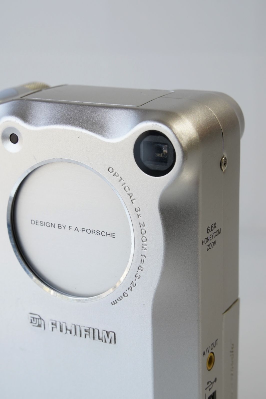 F.A.ポルシェデザイン／名機 FUJIFILM FinePix 6800Z Zoom｜Super CCD