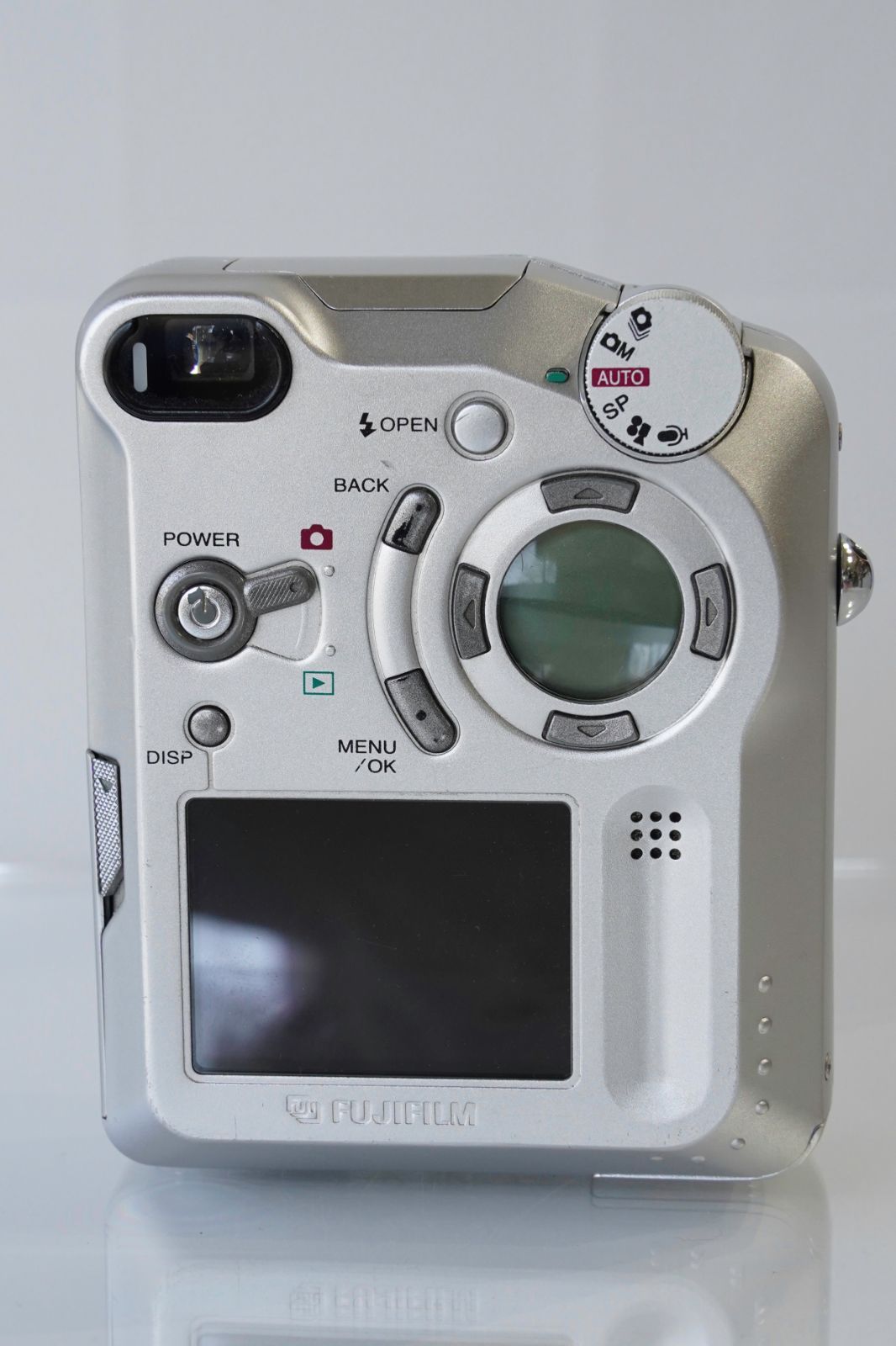 F.A.ポルシェデザイン／名機 FUJIFILM FinePix 6800Z Zoom｜Super CCD