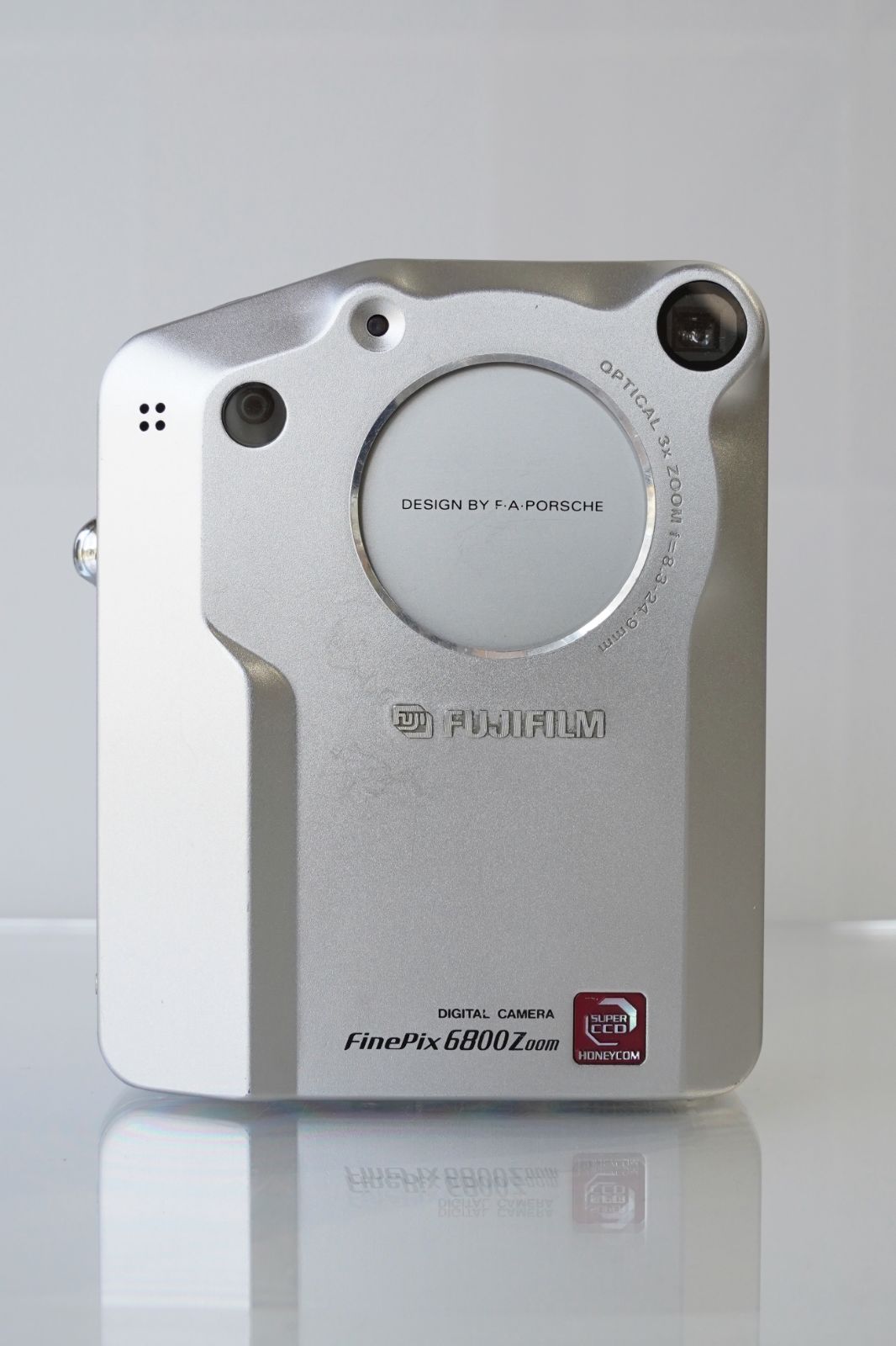 F.A.ポルシェデザイン／名機 FUJIFILM FinePix 6800Z Zoom｜Super CCD