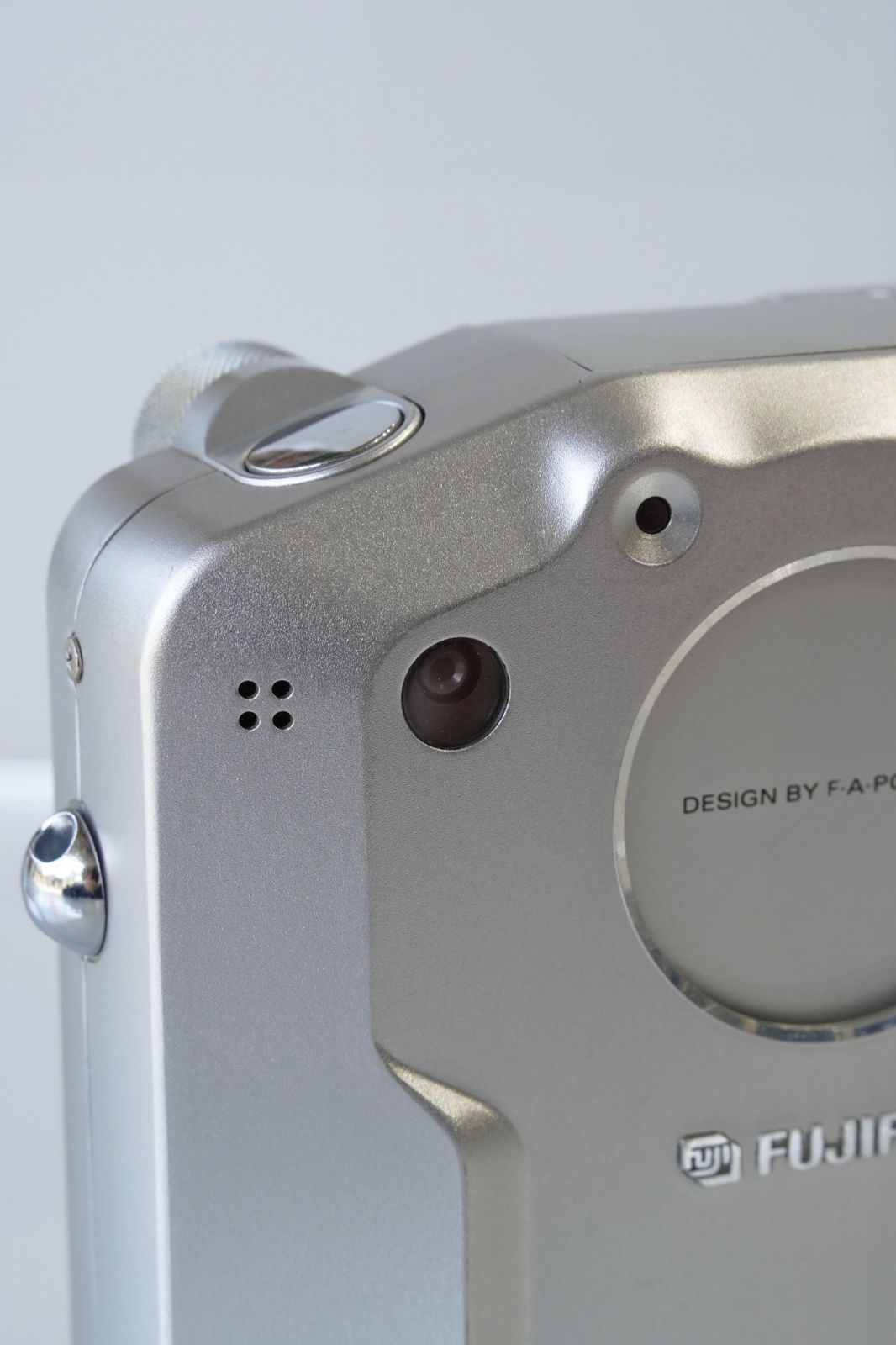 F.A.ポルシェデザイン／名機 FUJIFILM FinePix 6800Z Zoom｜Super CCD