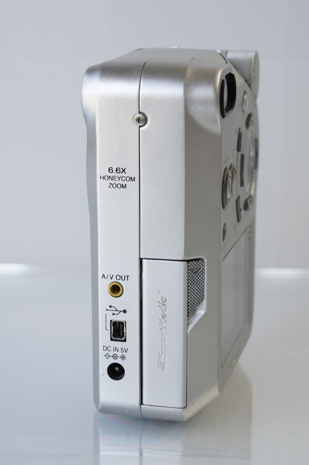 F.A.ポルシェデザイン／名機 FUJIFILM FinePix 6800Z Zoom｜Super CCD