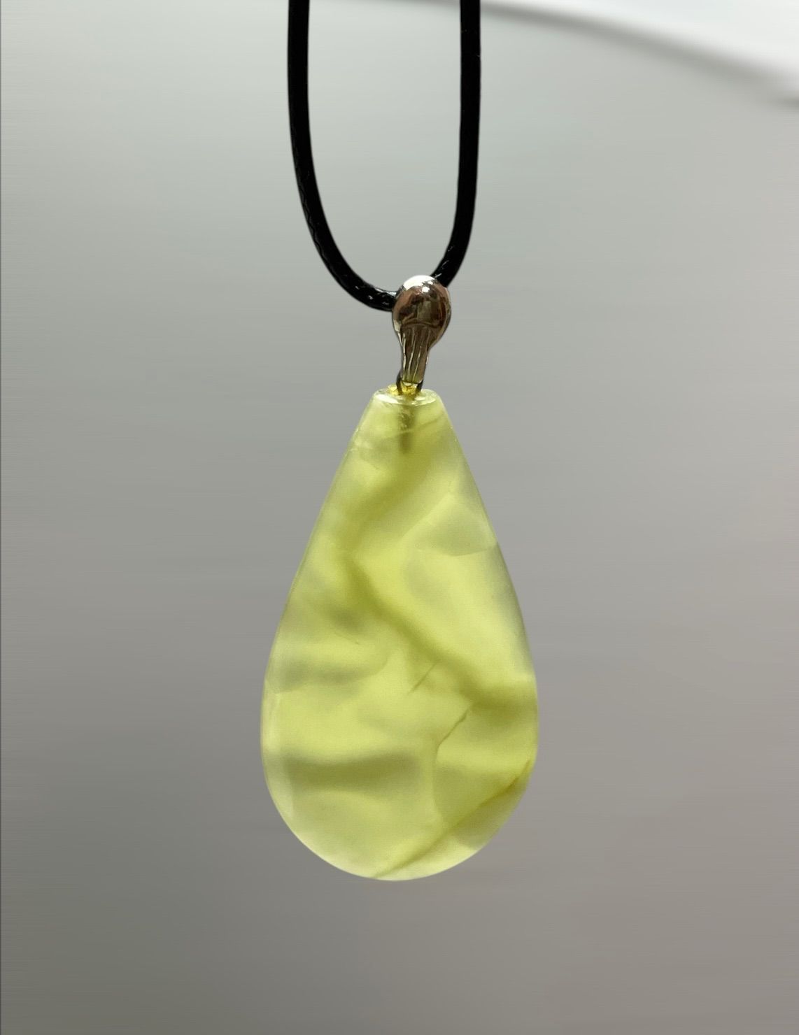 天然石】岫玉ペンダントトップ - 雫型 - 癒しのグリーン ジェイド