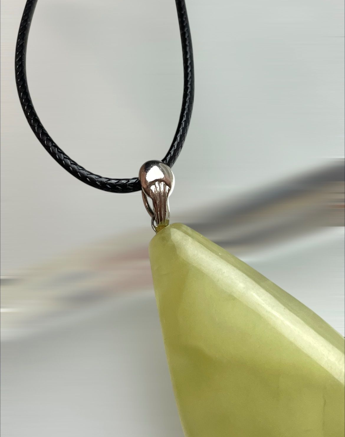 天然石】岫玉ペンダントトップ - 雫型 - 癒しのグリーン ジェイド