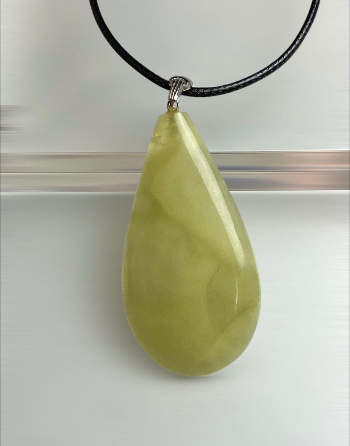 天然石】岫玉ペンダントトップ - 雫型 - 癒しのグリーン ジェイド