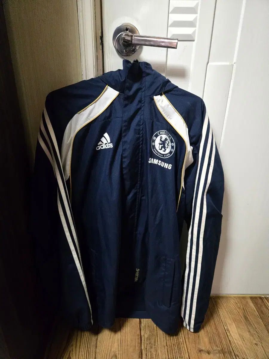 アディダス チェルシー ウィンドブレーカー 出品 - メルカリ