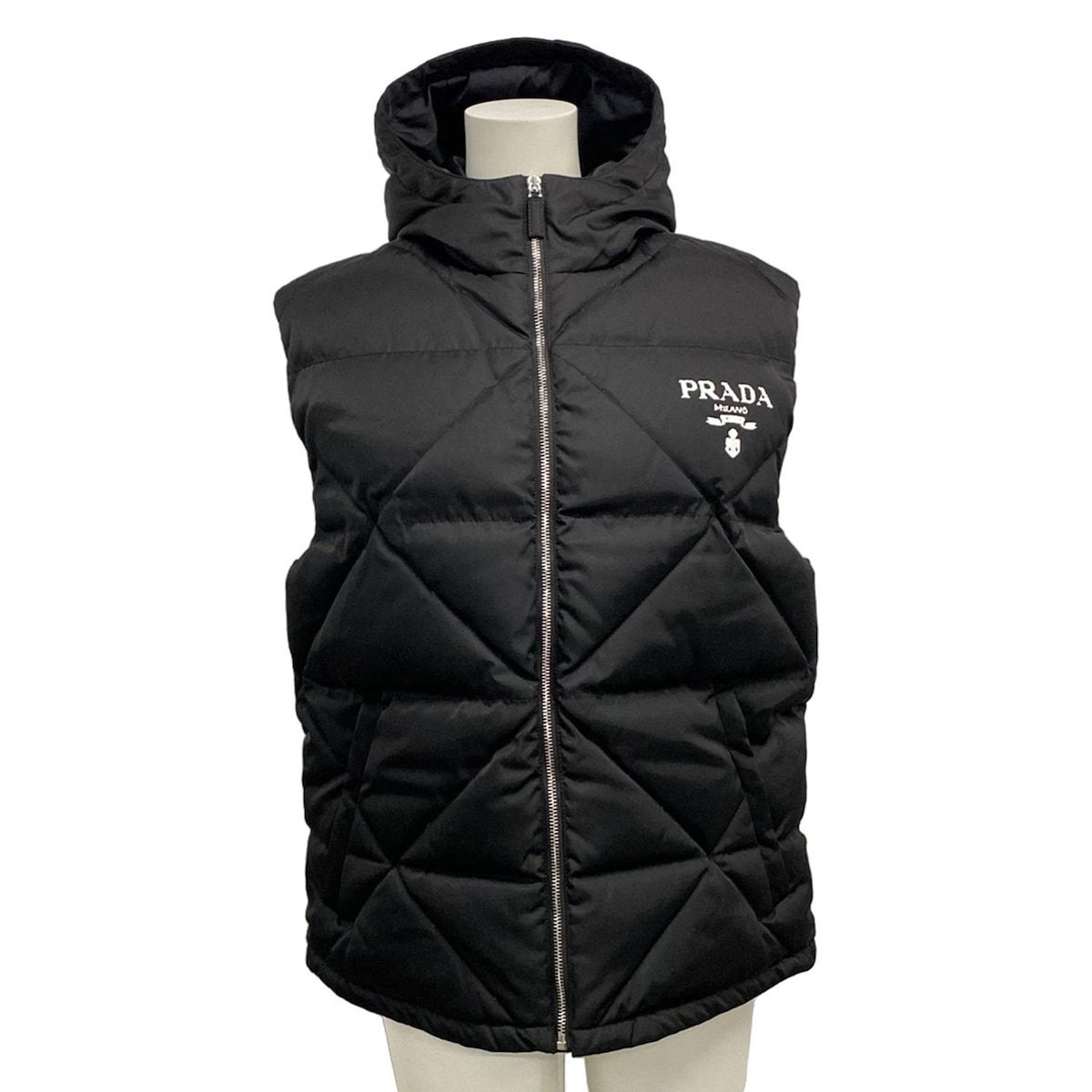 は*な様 美品 プラダ ダウンベスト 38 ブラック PRADA(プラダ) ダウンベスト サイズS レディース - SGB804 黒 Re-Nylon