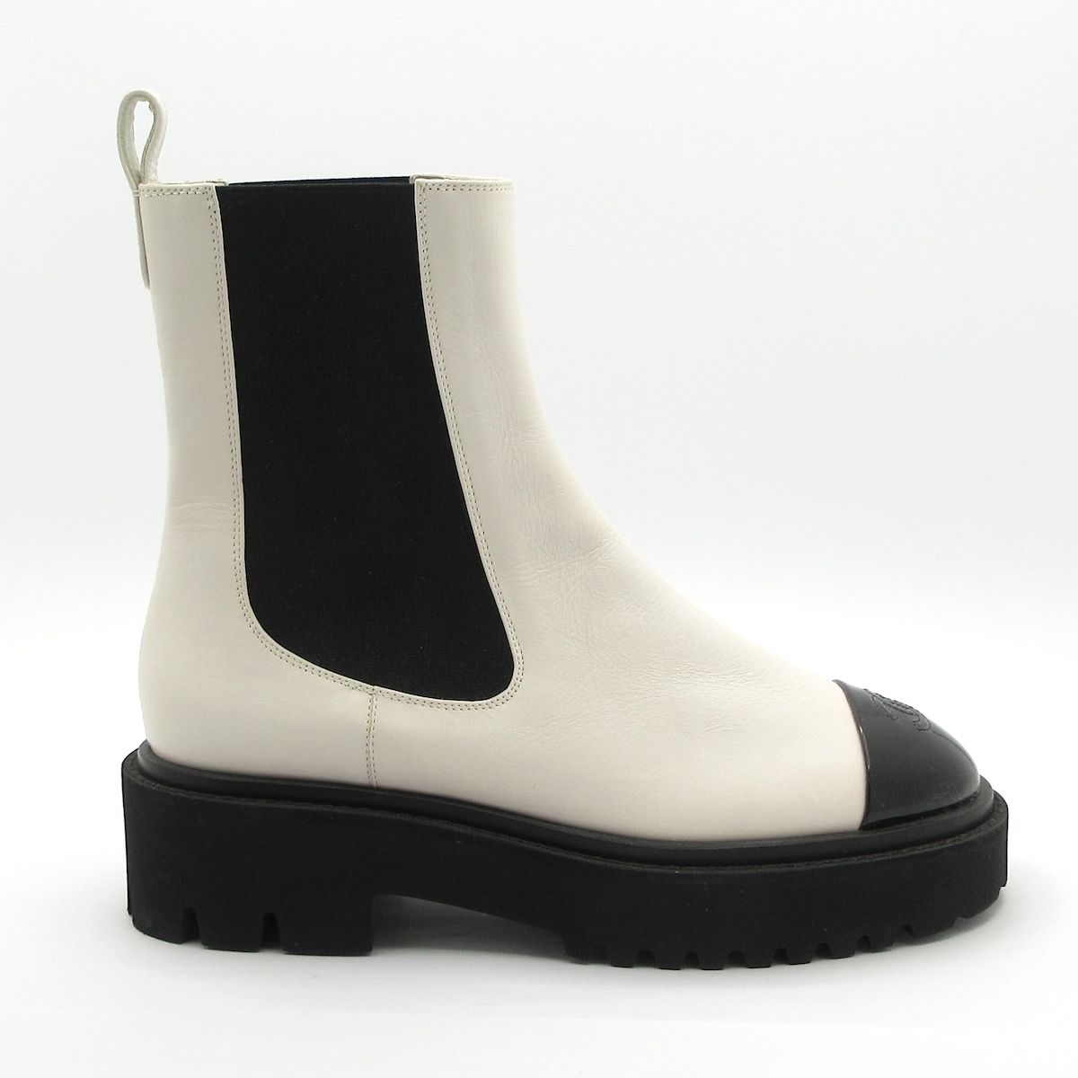 CHANEL ホワイトレザー　ブーツ CHANEL(シャネル) ショートブーツ 38 C レディース - G38218 白×黒