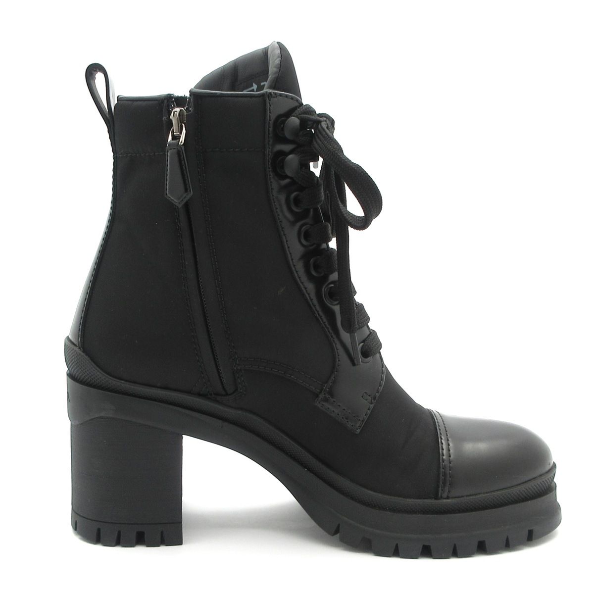 PRADA(プラダ) ショートブーツ 36 1/2美品 - 黒 トライアングルロゴ/Re