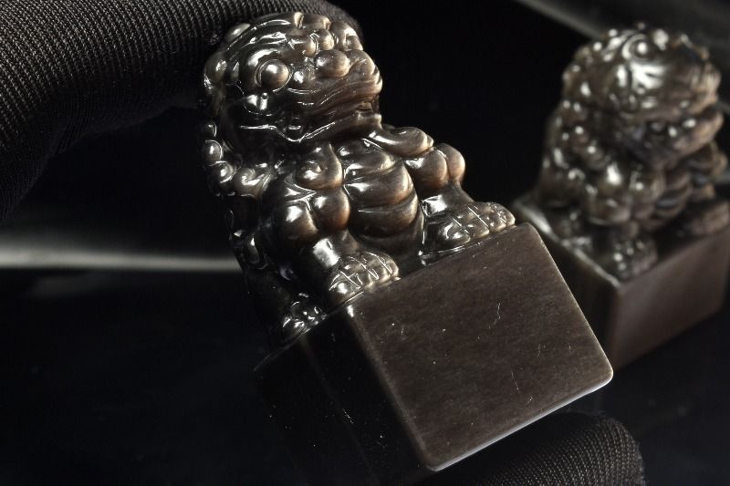 繊細彫刻 シルバーオブシディアン 25x25x52mm 獅子印鑑石 置物 1個売り