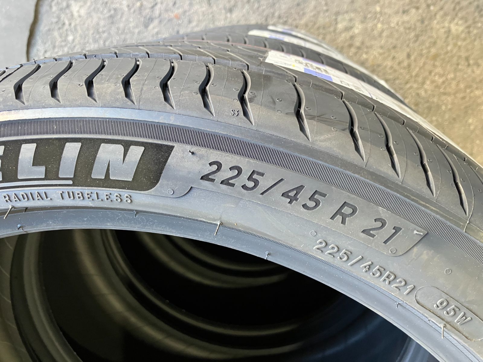 【新品・未使用】トヨタ クラウンクロスオーバー（AZSH35/TZSH35）用　ミシュラン　イープラマシー　225/45R21　正規品（DV5J1-22545）4本セット 新品・未使用】トヨタ クラウンクロスオーバー（AZSH35/TZSH35）用