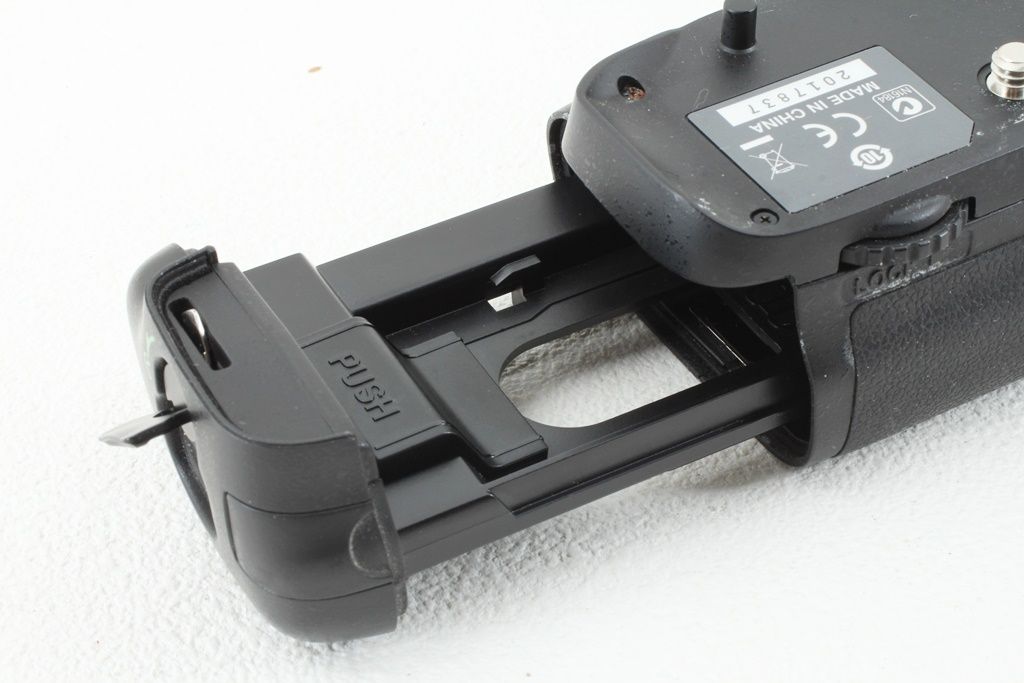 極上品 Nikonニコン MB-D15 マルチパワーバッテリーパック D7100 D7200