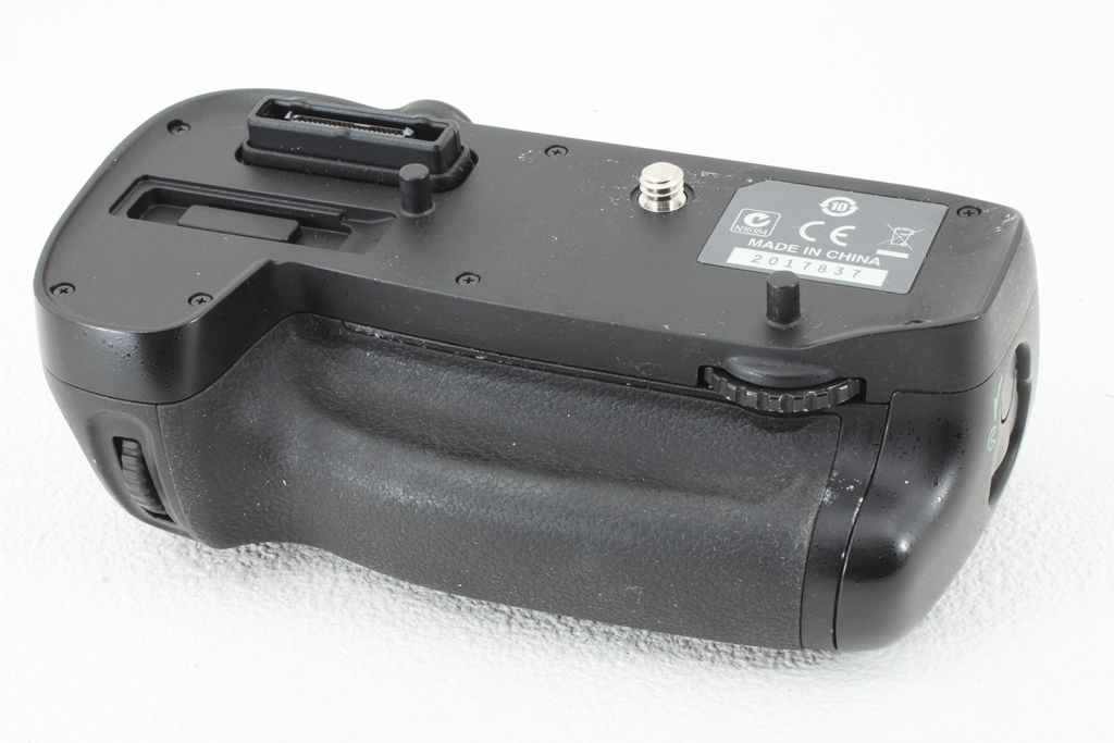 極上品 Nikonニコン MB-D15 マルチパワーバッテリーパック D7100 D7200