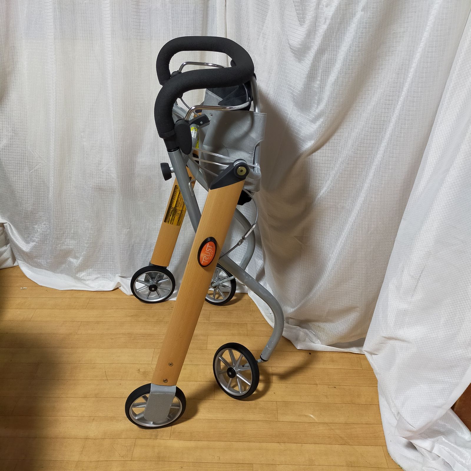 室内歩行器　レッツゴーミニ　竹虎　介護　介護用品　トレイ付き　ウォールナット Amazon | 竹虎 【室内用歩行車】 レッツゴーミニ ウォールナット