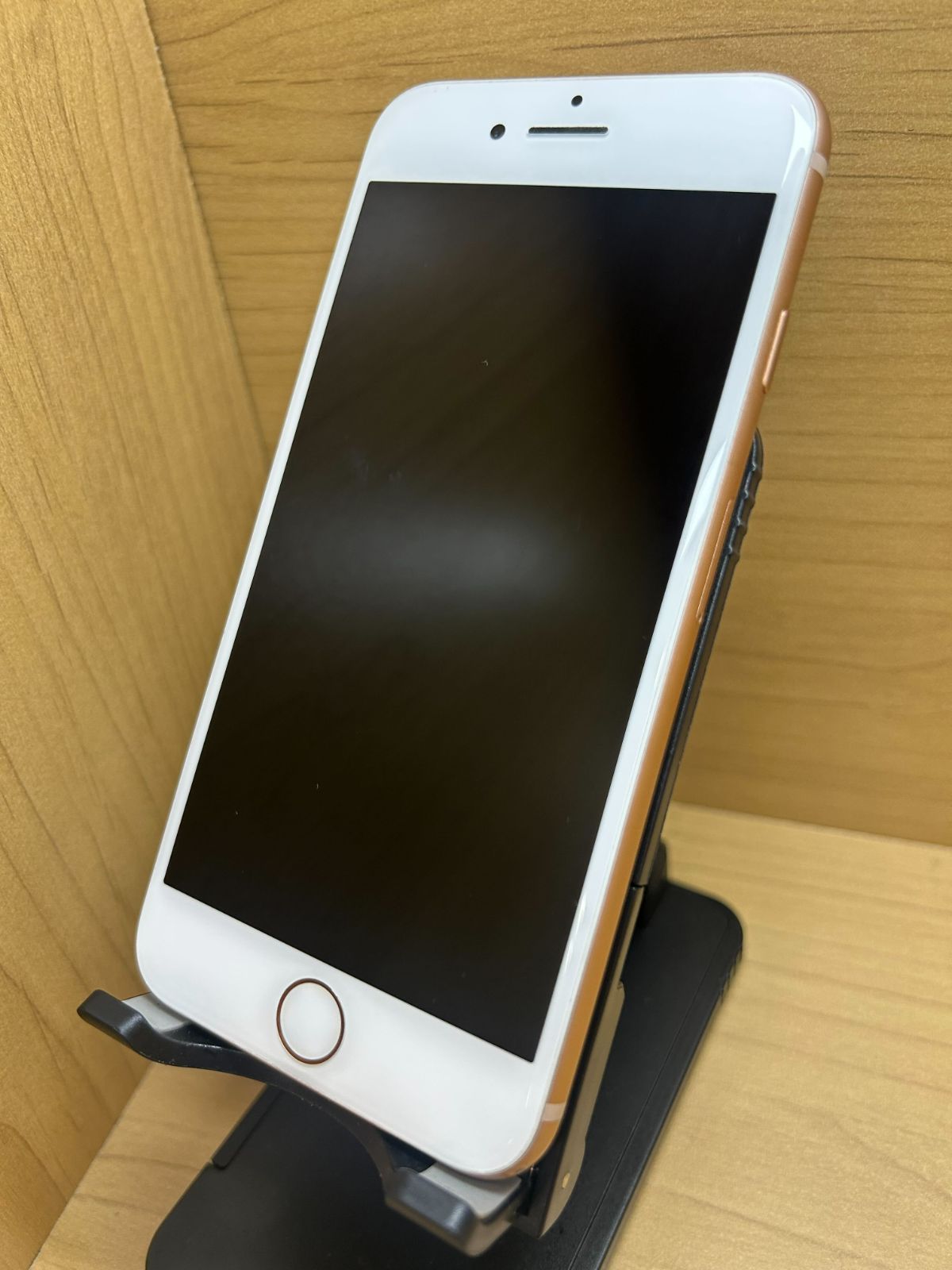 61869】【SIMロック解除済】iPhone 8 64GB au ゴールド 【公式通販】
