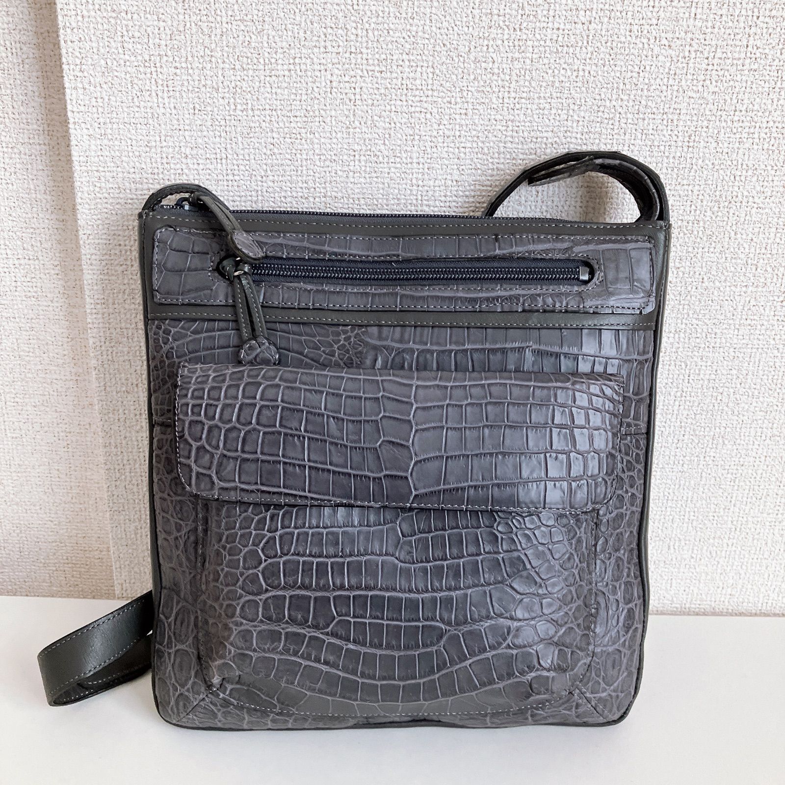クロコダイル型押し グレーネイビー ショルダーバッグ - メルカリ