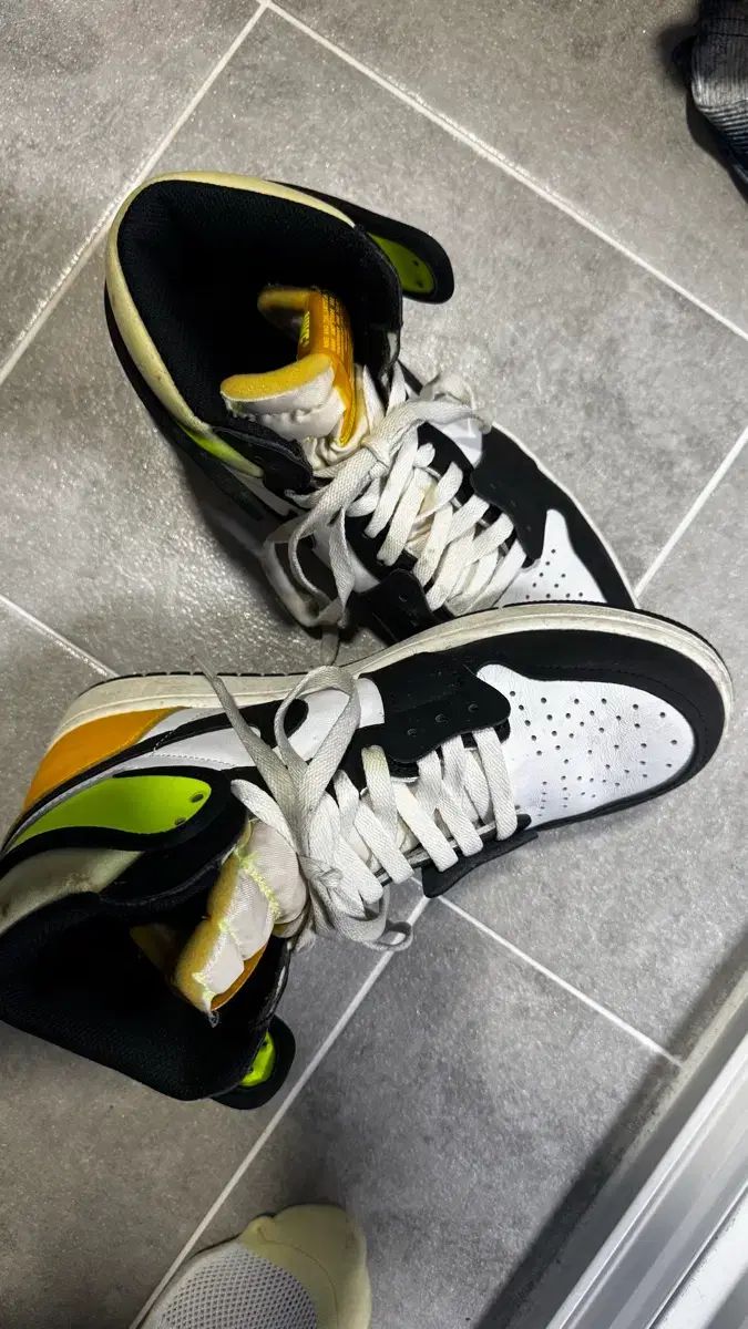 ナイキ エア ジョーダン 1 レトロ ハイ OG ボルト GOLD 265 NIKE