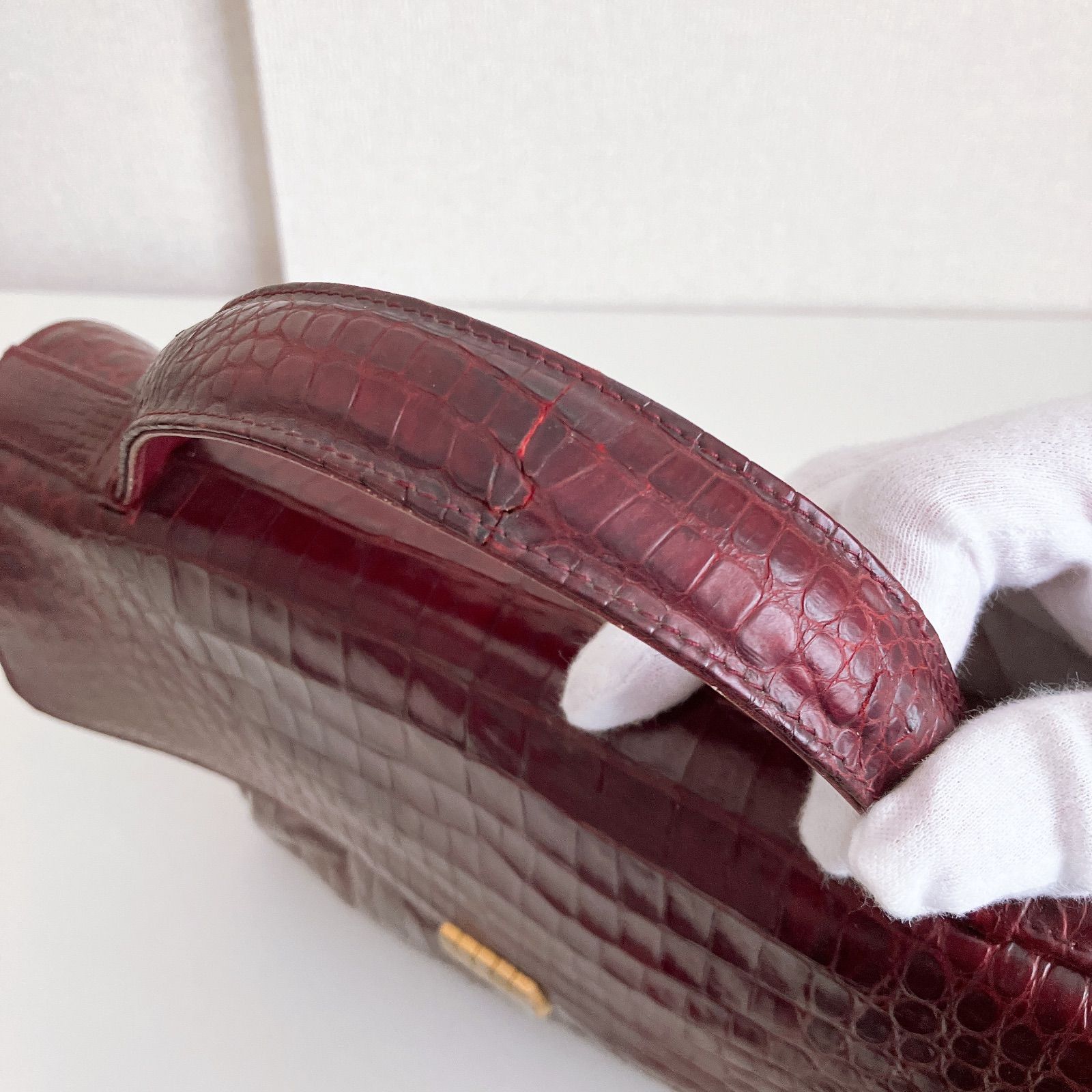 クロコダイル型押し マット ワインレッド ハンドバッグ - メルカリ