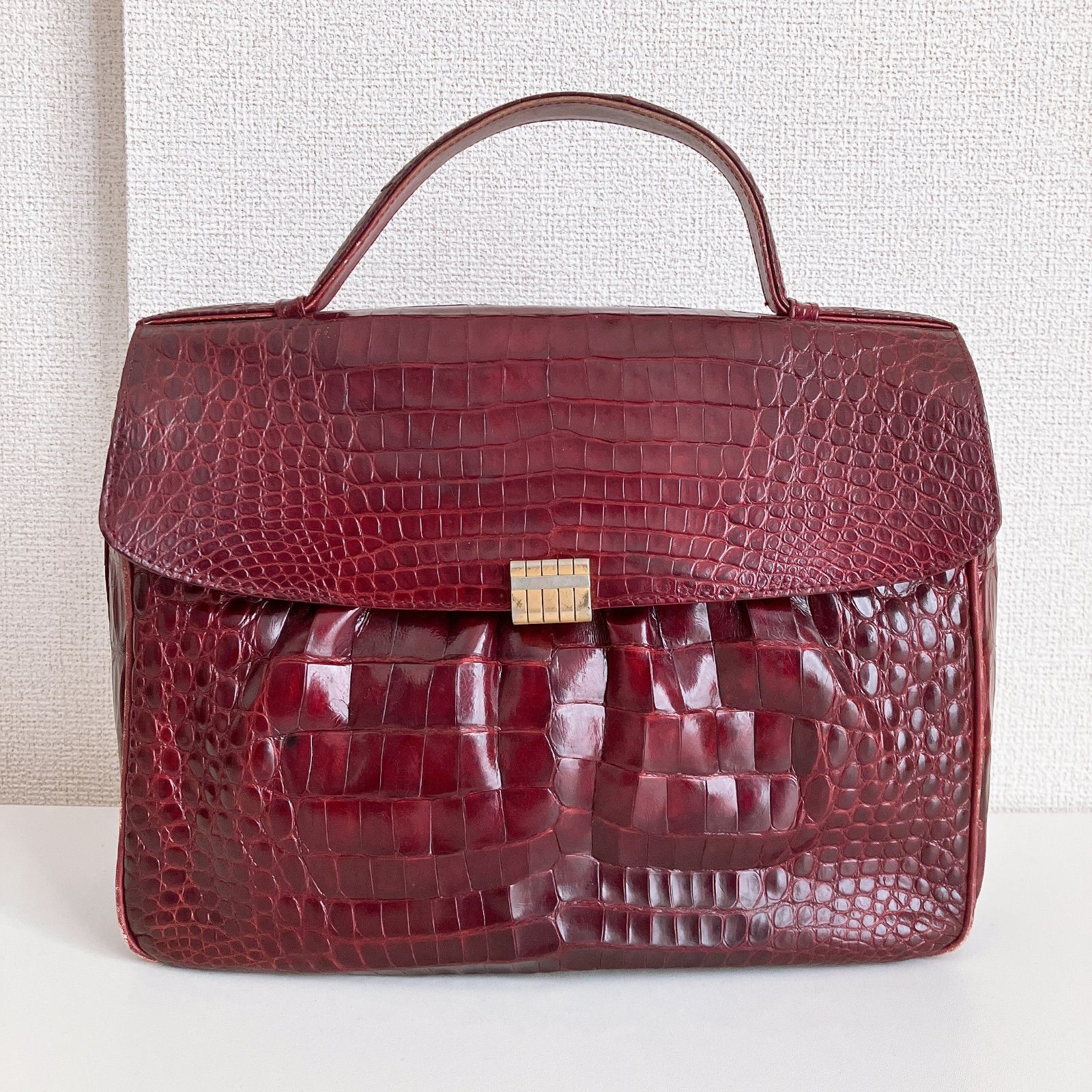 クロコダイル型押し マット ワインレッド ハンドバッグ - メルカリ