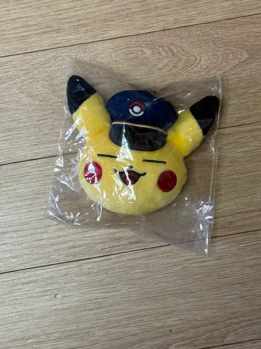 釜山ポップアップ ピカチュウ駅長キーホルダー - メルカリ