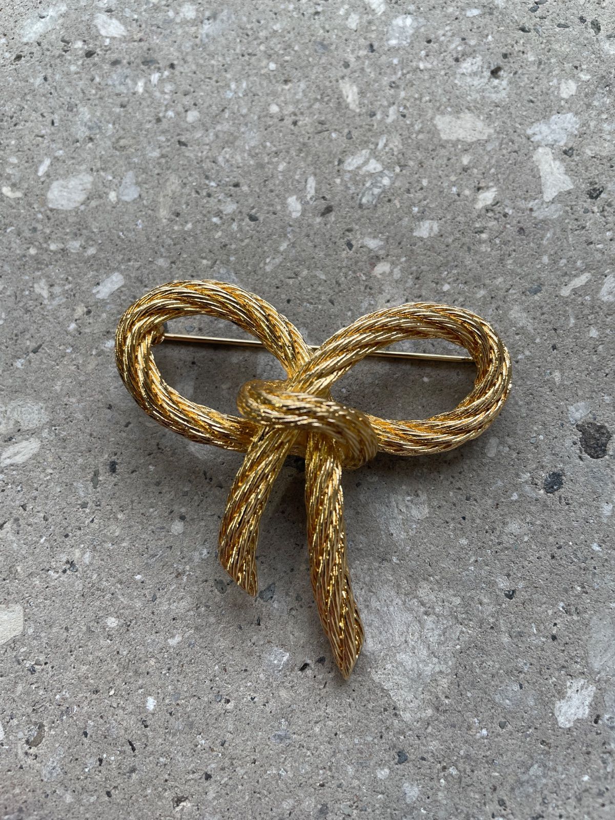 お値下げしました！　美品　Christian Dior ロープリボンブローチ 美品 Christian Dior ロープ リボン ブローチ - メルカリ