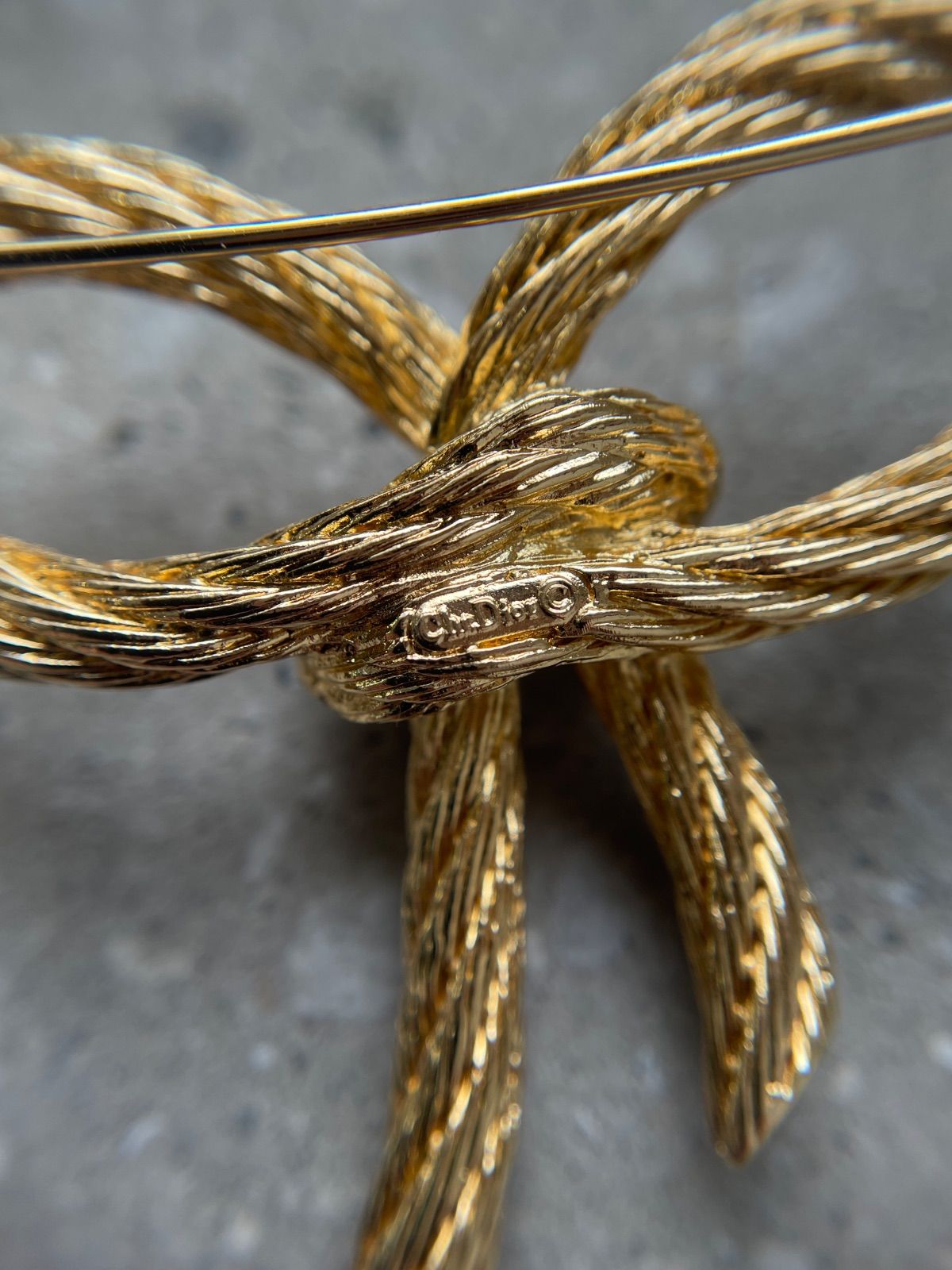 美品 Christian Dior ロープ リボン ブローチ - メルカリ