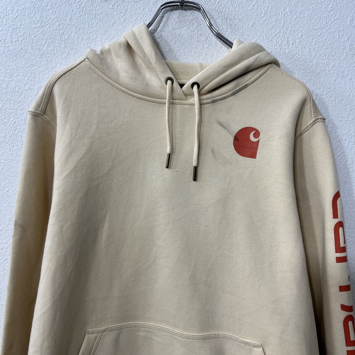 carhartt ロゴスウェット パーカー XL ベージュ カーハート フーディー プルオーバー 袖プリント トップス 秋物 a801-5675