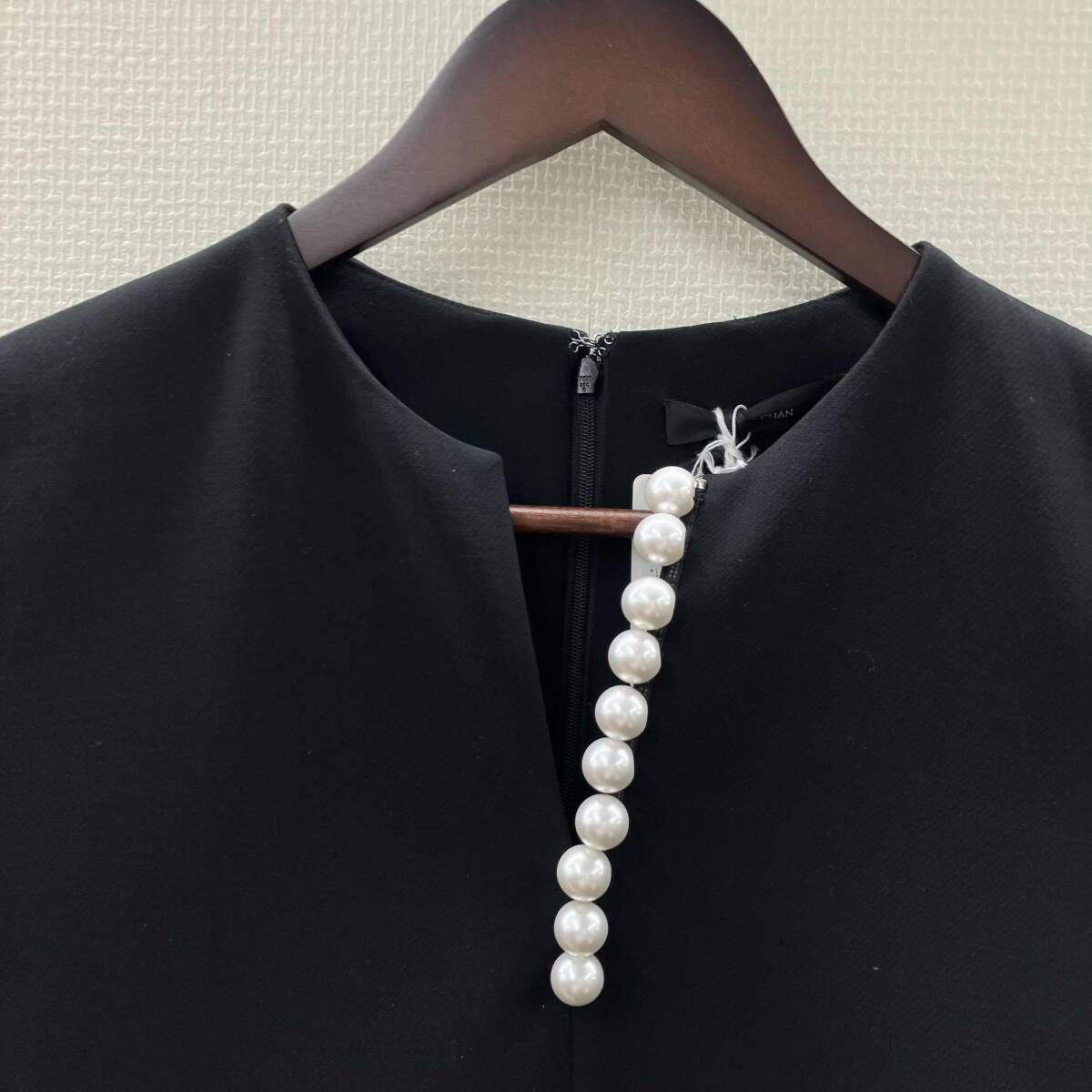 YOKO CHAN/ヨーコ チャン／長袖ワンピース/ブラック／フェイクパール付