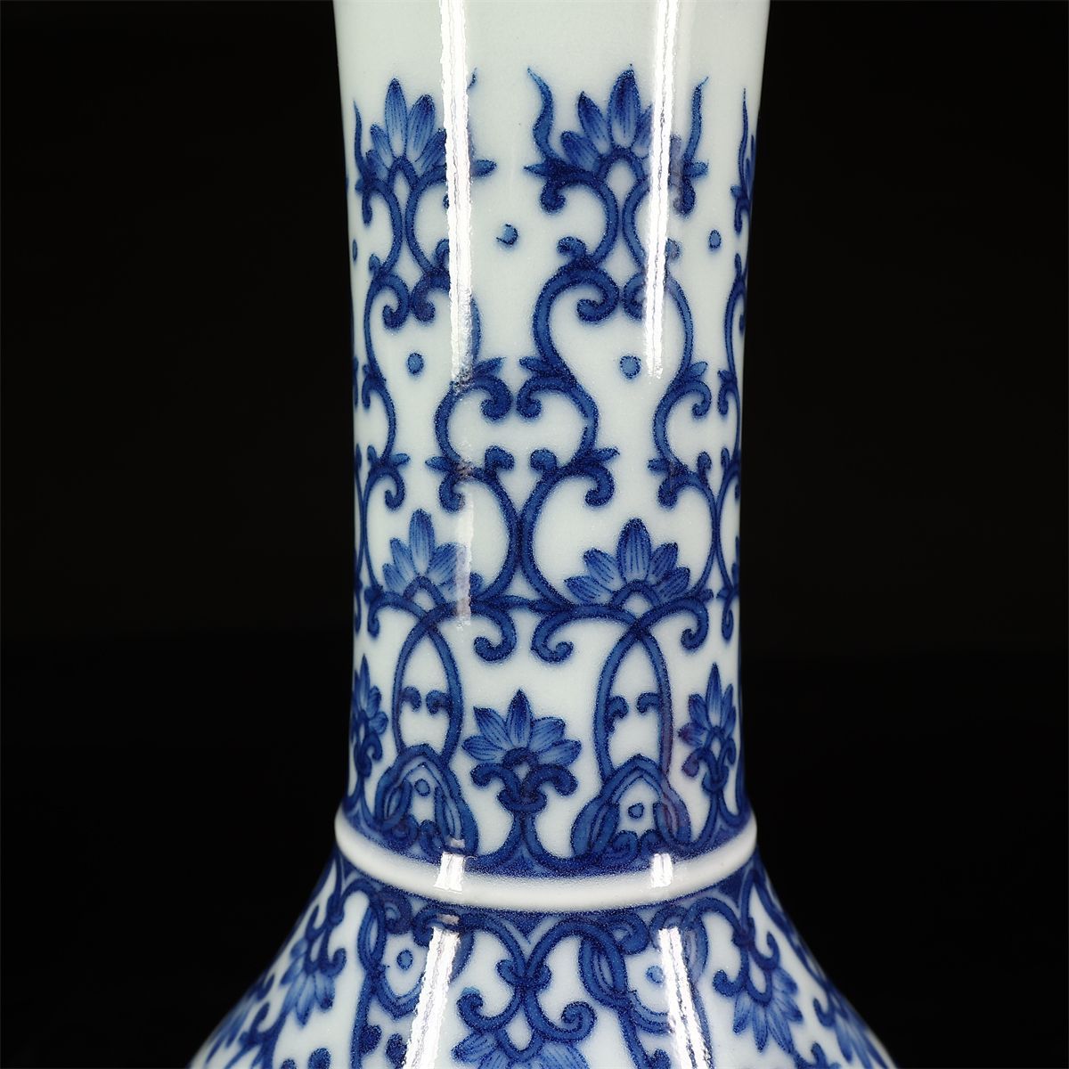 1513 中国大清乾隆年製銘青花瓶　官窯唐物　古美術品　染付 唐物 【大清乾隆年製】 官窯青花唐草紋 花瓶 高20㎝／極美品！CL279