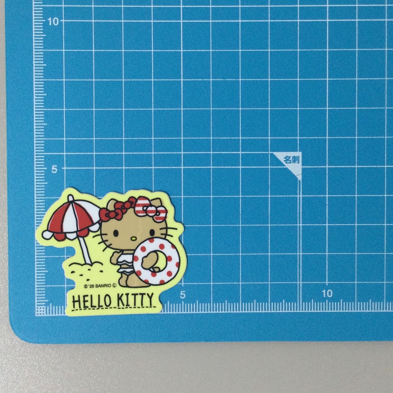 b004【新品・未使用品】日焼けハローキティ ダイカット ミニステッカー