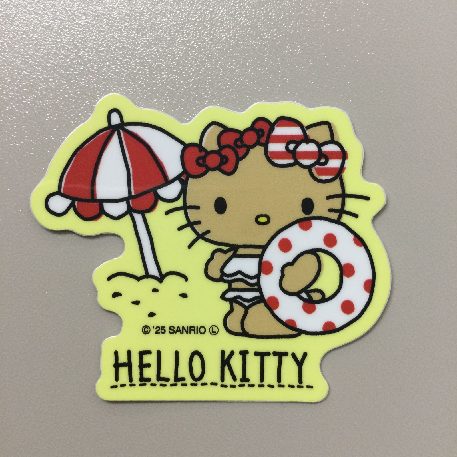 b004【新品・未使用品】日焼けハローキティ ダイカット ミニステッカー