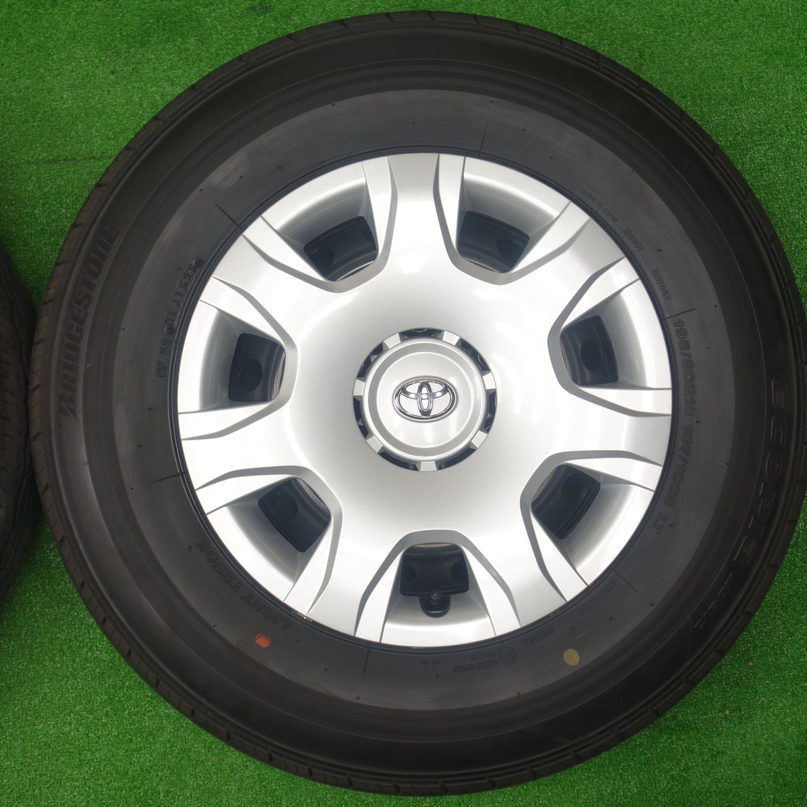 バリ溝！25年！キレイ！9.5分以上☆トヨタ 200系 ハイエース 純正