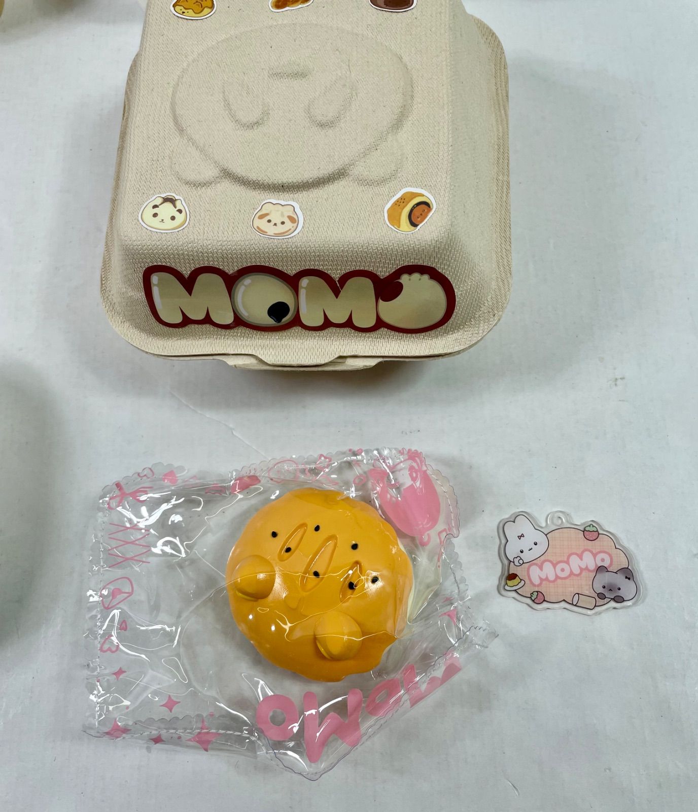 A2442・MOMO スクイーズ 4個 まとめ 1個ホルダーチェーンと アクリル