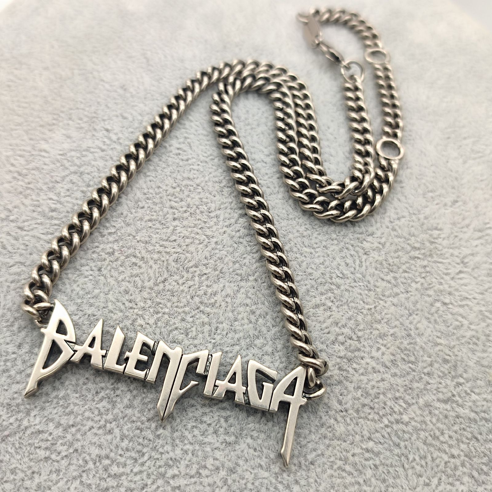 超美品】バレンシアガ BALENCIAGA Typo Metal ロゴネックレス - メルカリ
