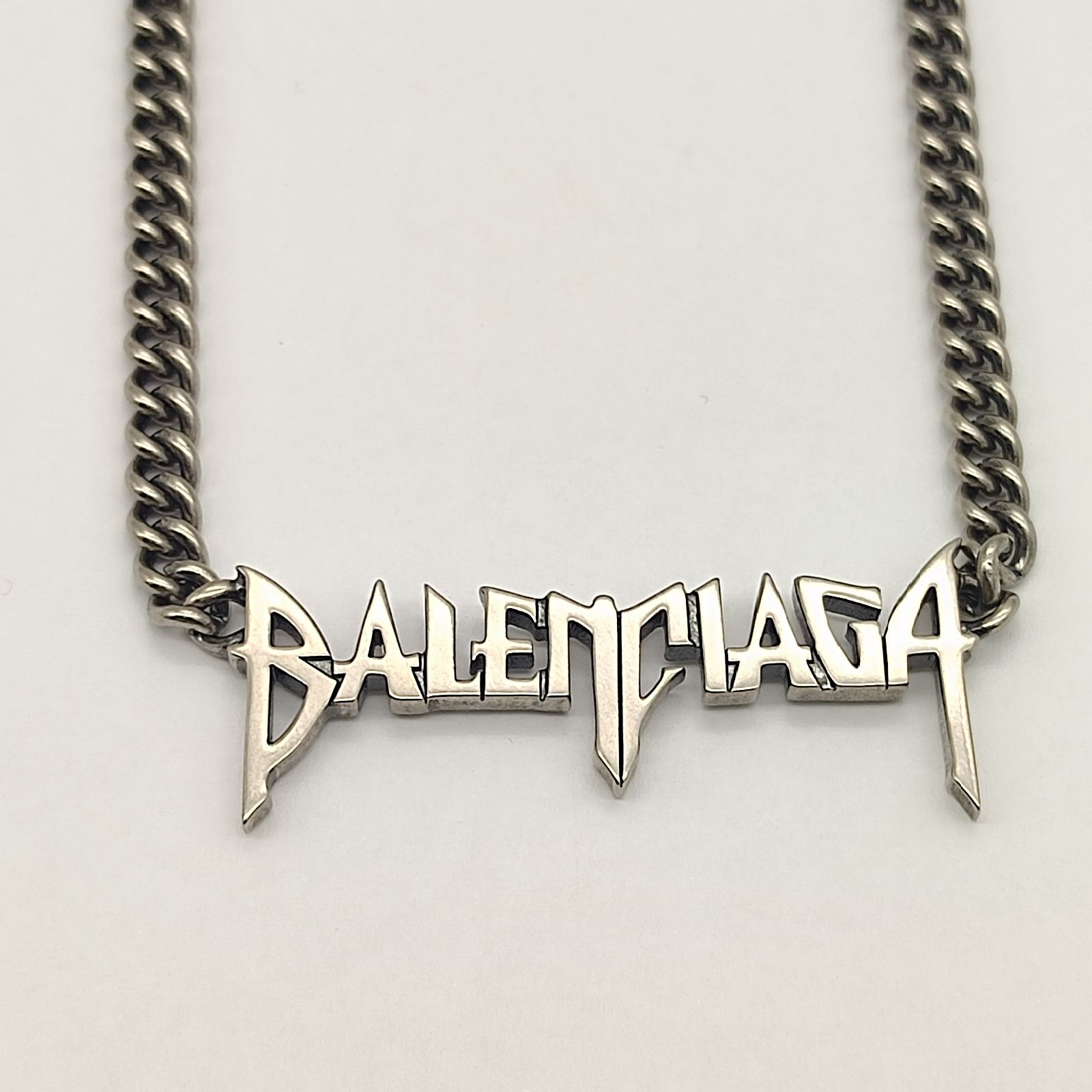 超美品】バレンシアガ BALENCIAGA Typo Metal ロゴネックレス - メルカリ