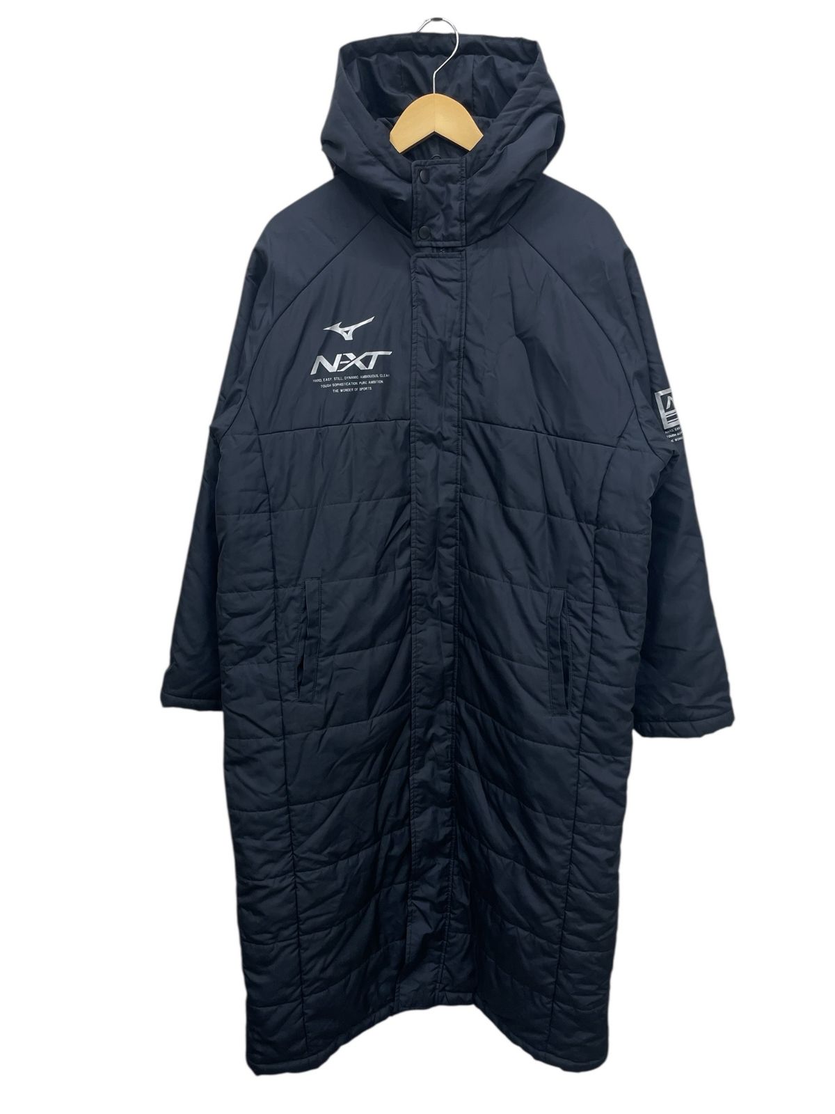 未使用級✨ミズノ【XL】N-XTロングベンチコート　ロゴプリント フードネイビー MIZUNO (ミズノ) N-XT ベンチコート ロング 中綿 508010519 XL