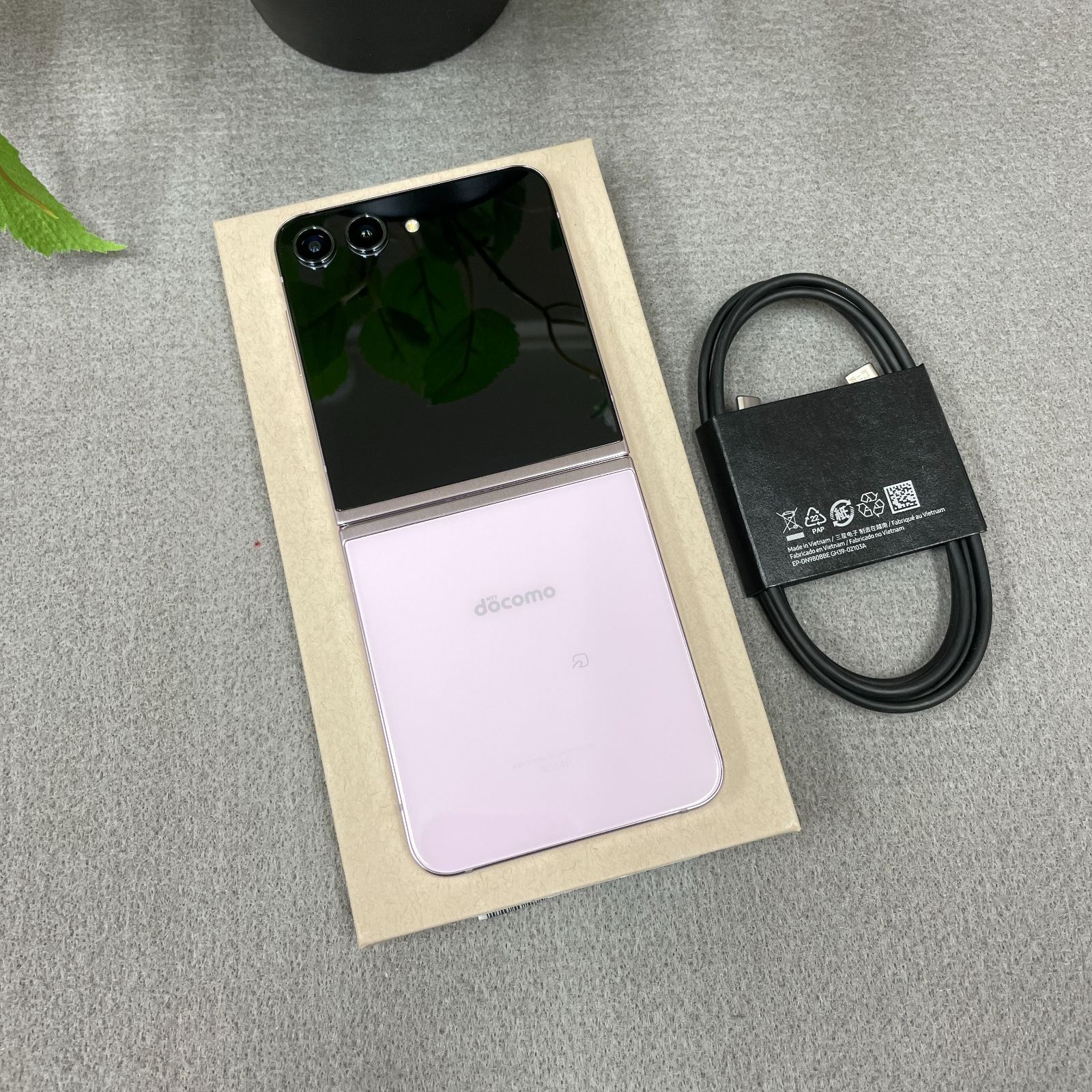 新品同様 Galaxy Z Flip5 256GB ラベンダー 国内版SIMフリー 送料無料