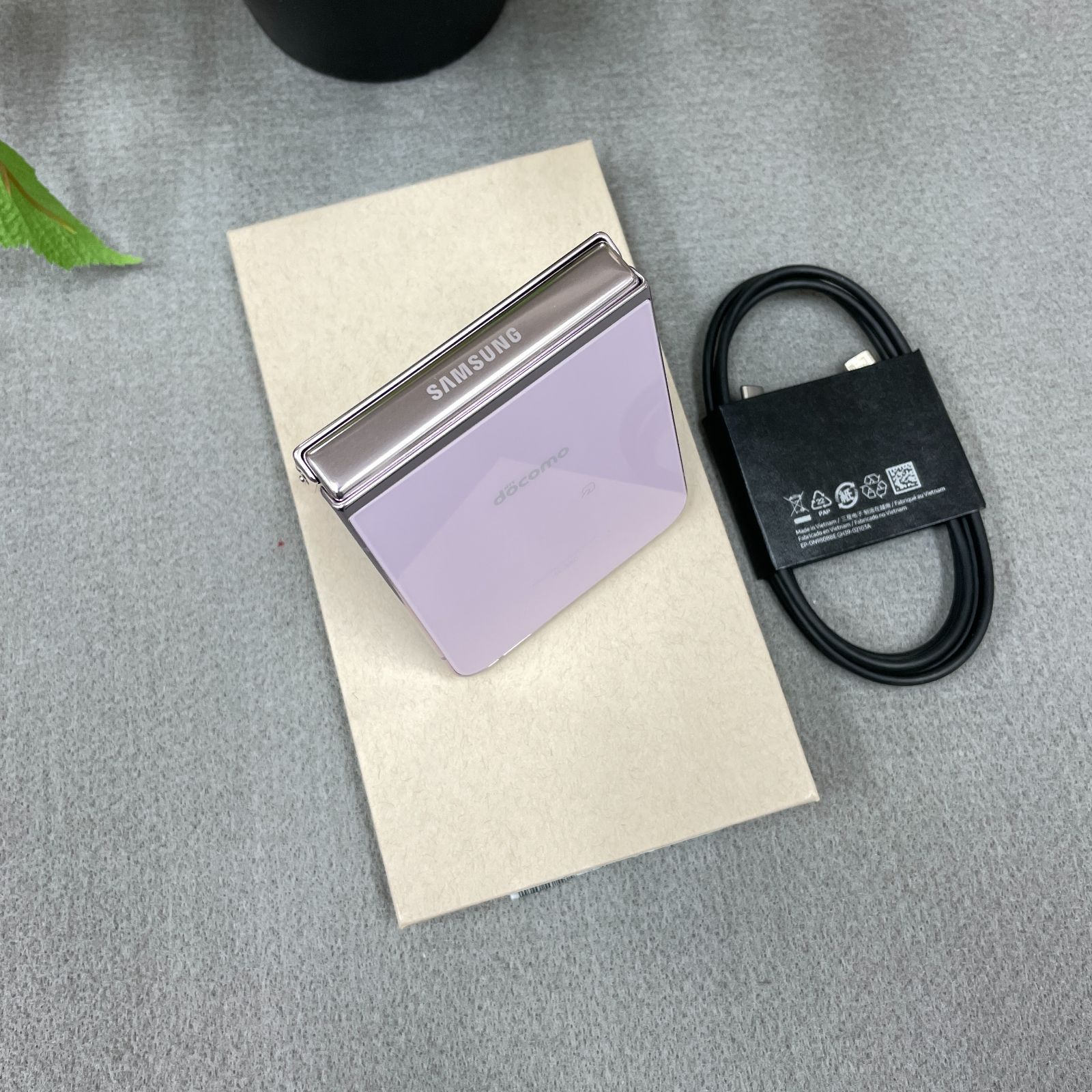 新品同様 Galaxy Z Flip5 256GB ラベンダー 国内版SIMフリー 送料無料